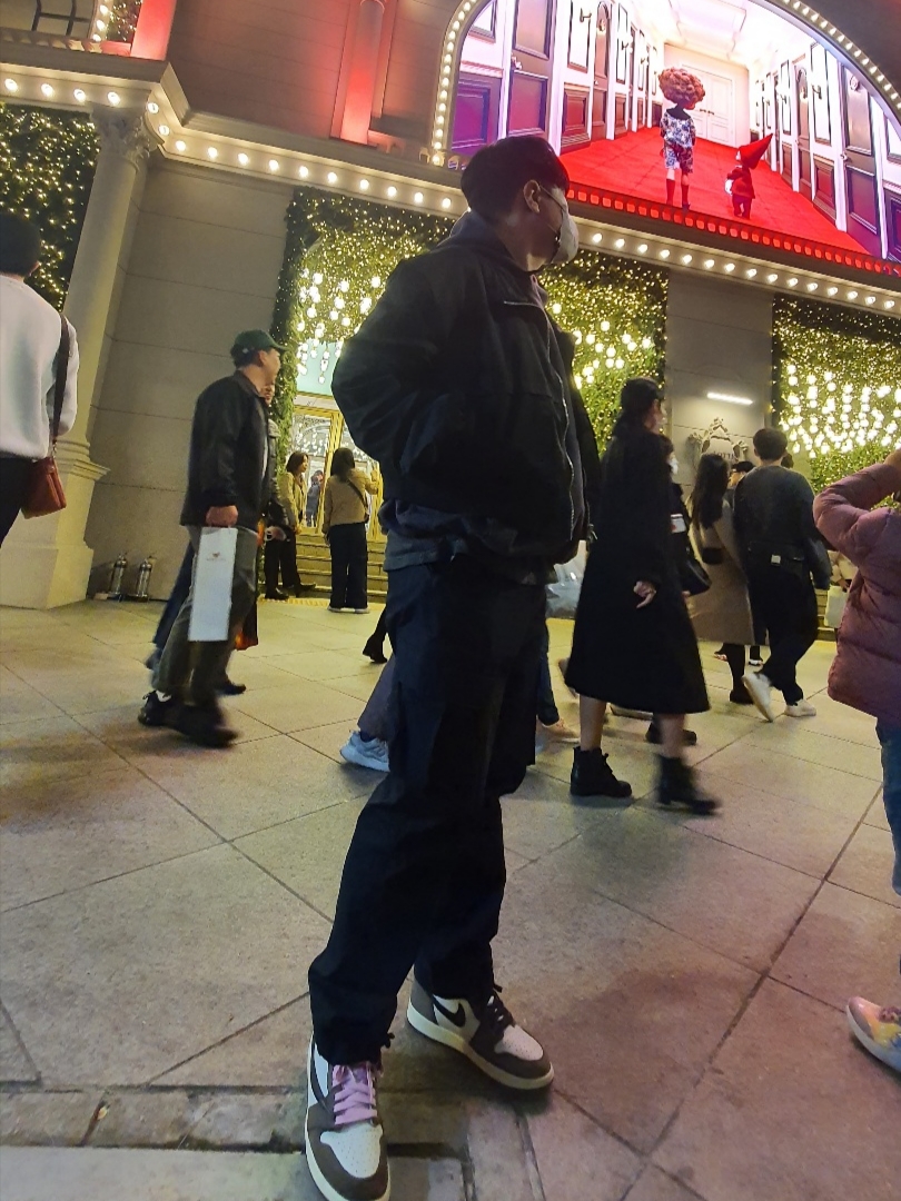 Jordan 1 x Travis Scott Retro High OG SP Mocha, Yeezy Gap Engineered By Balenciaga Dove Hoodie Dark Grey 착용 스타일 - 2