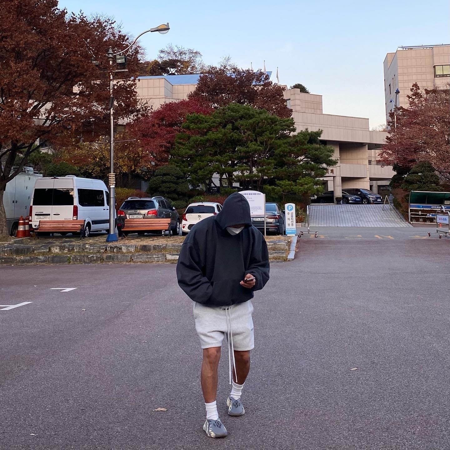 Yeezy Gap Engineered By Balenciaga Dove Hoodie Black, Adidas Yeezy Foam RNNR MXT Moon Gray 착용 스타일