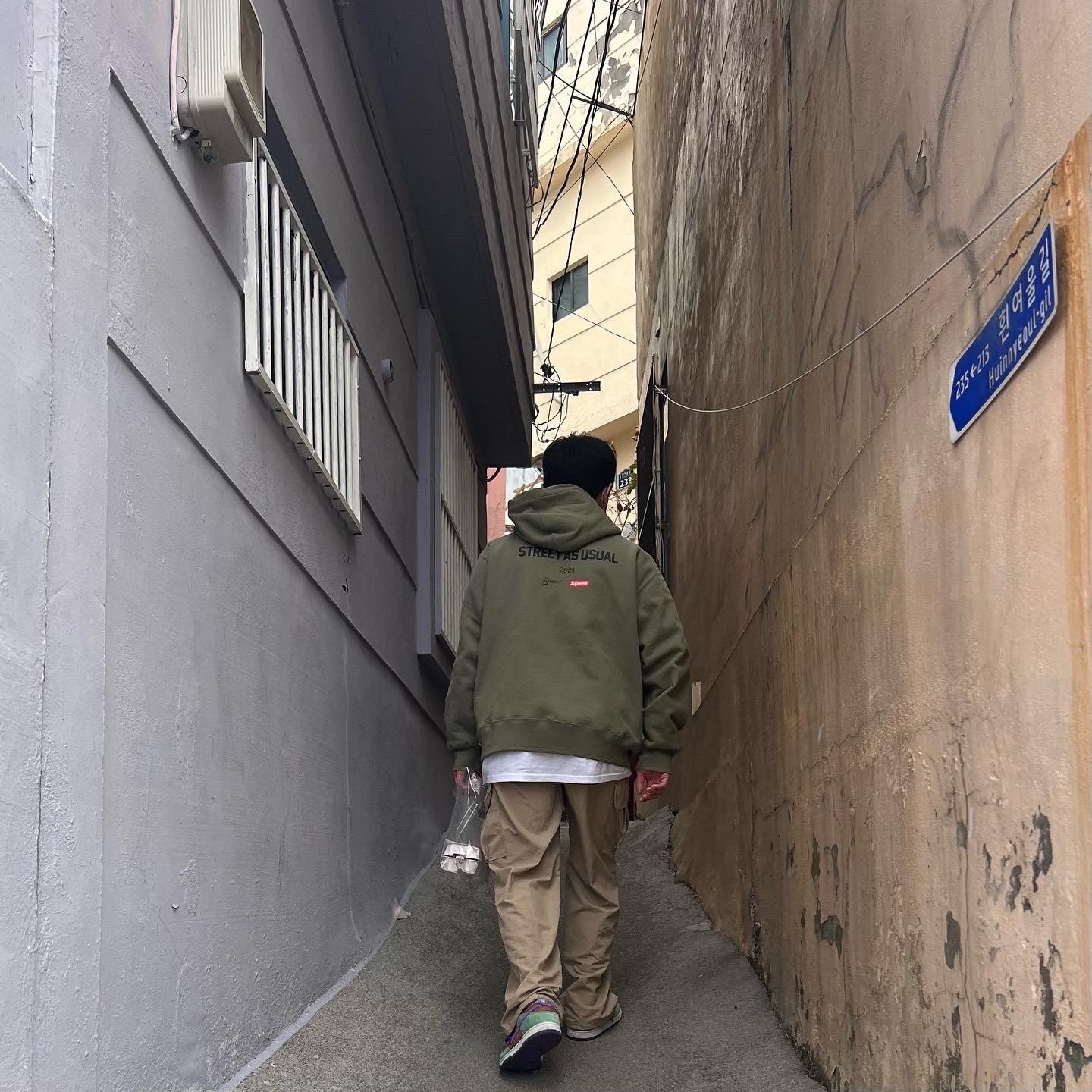 Supreme x WTAPS Sic'em! Hooded Sweatshirt Light Olive - 21FW, Supreme x WTAPS Sic'em! Hooded Sweatshirt Black - 21FW 착용 스타일 - 1