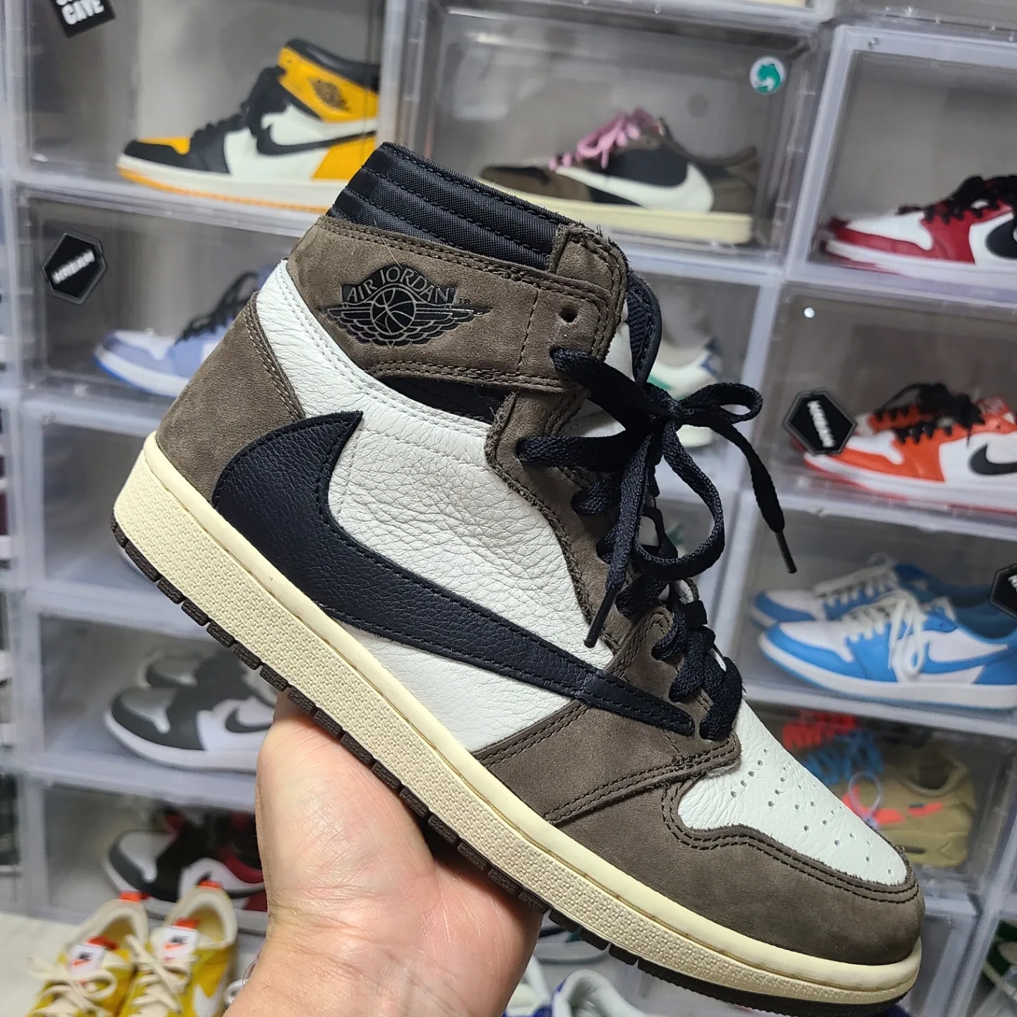 Jordan 1 x Travis Scott Retro High OG SP Mocha 착용 스타일 - 1