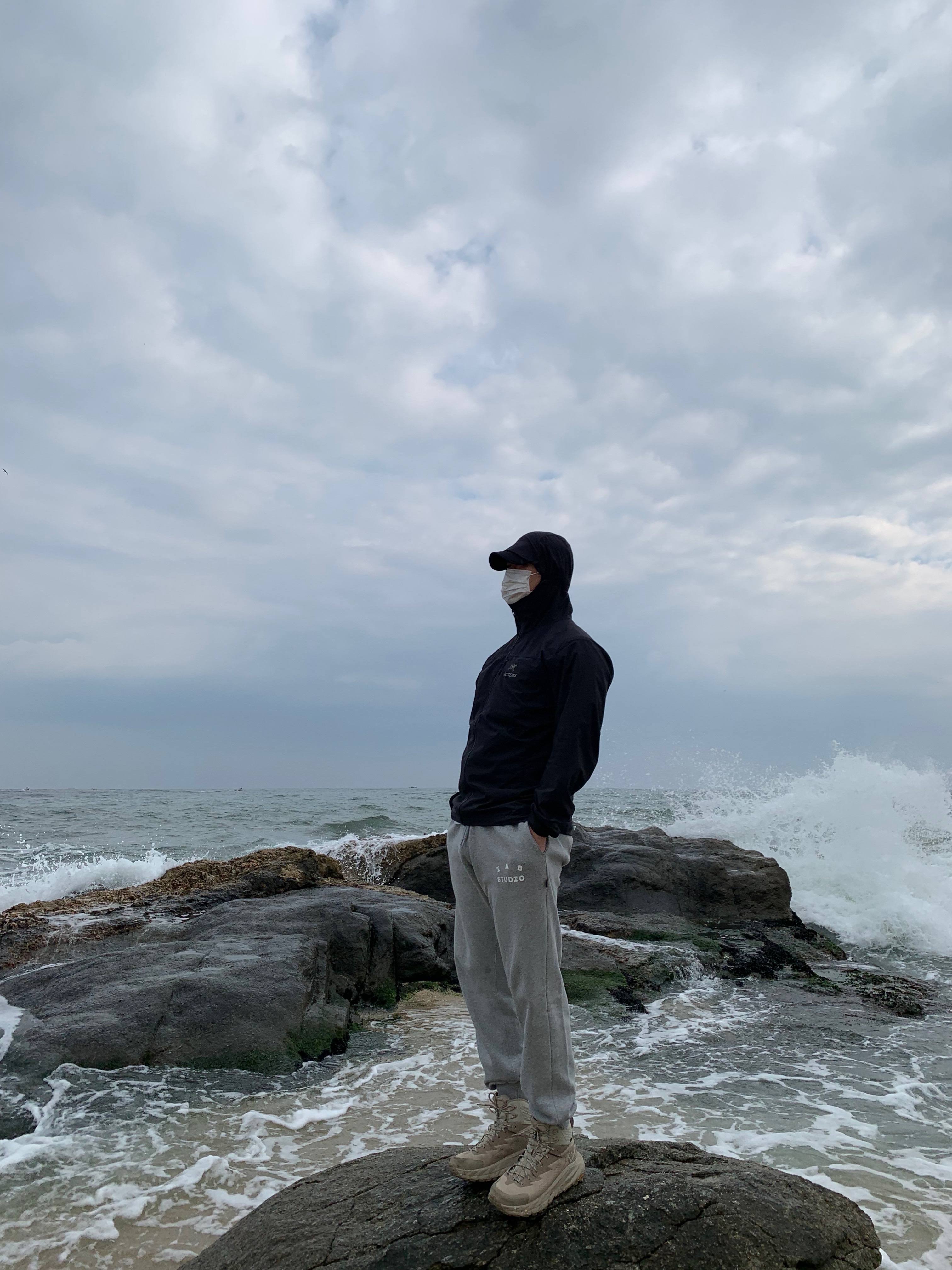 Arc'teryx Squamish Hoody Black, IAB Studio Sweatpants Gray - 21SS 착용 스타일 - 3