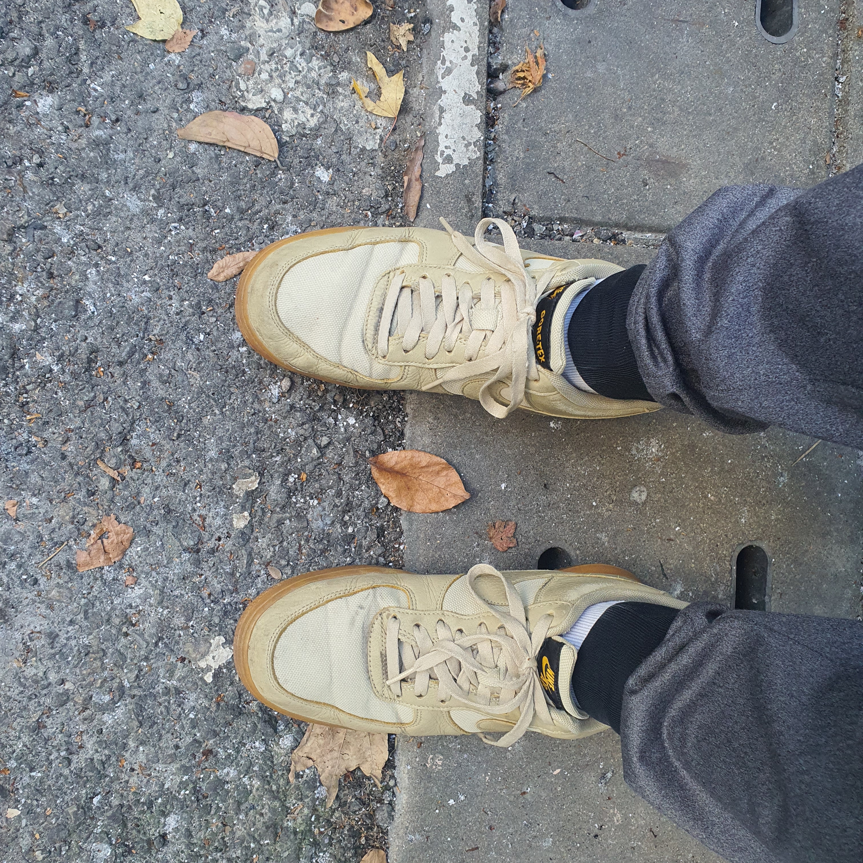 Nike Air Force 1 Low Gore-Tex Team Gold Khaki 착용 스타일