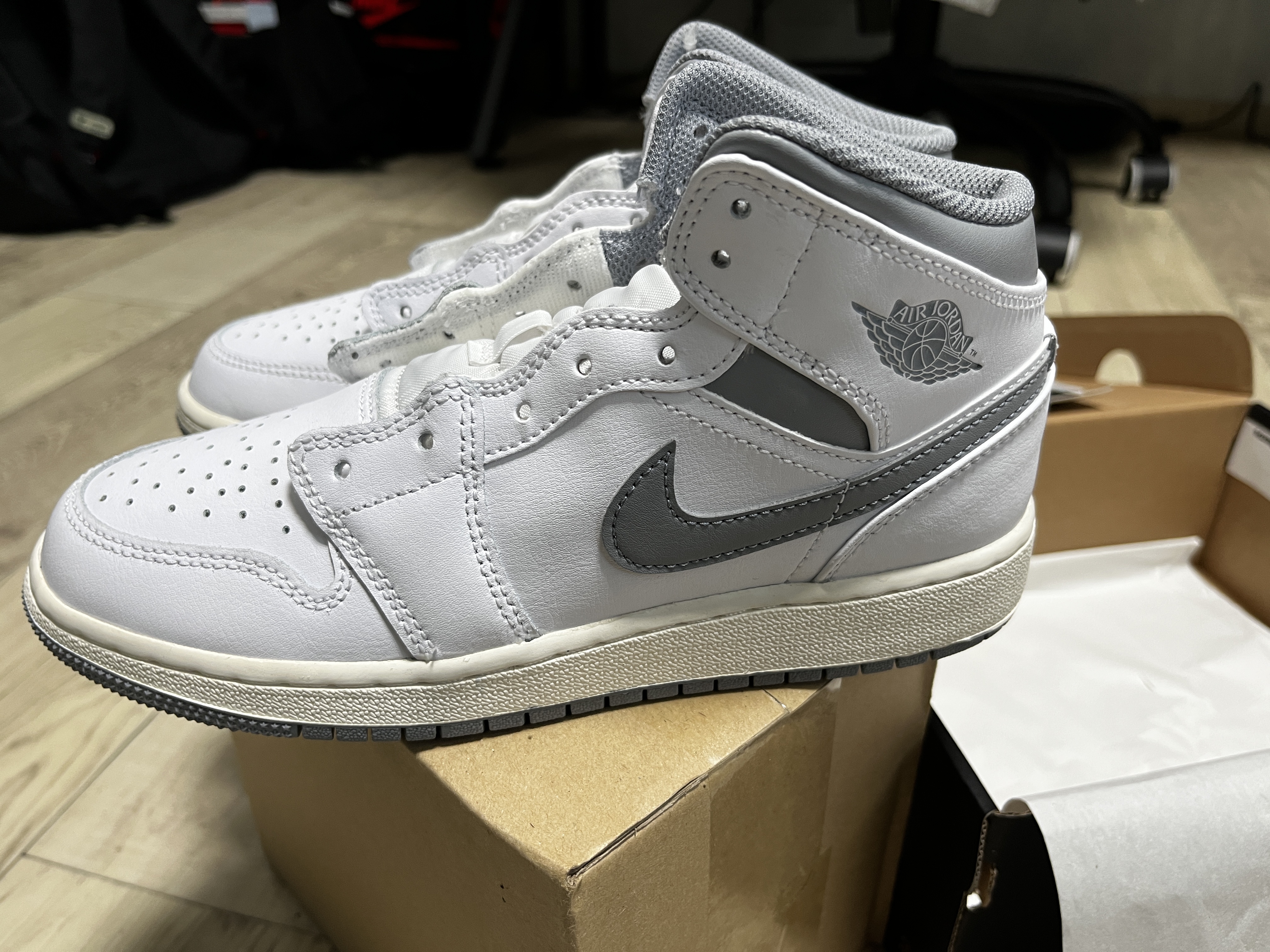 Jordan 1 Mid White Stealth 착용 스타일 - 2