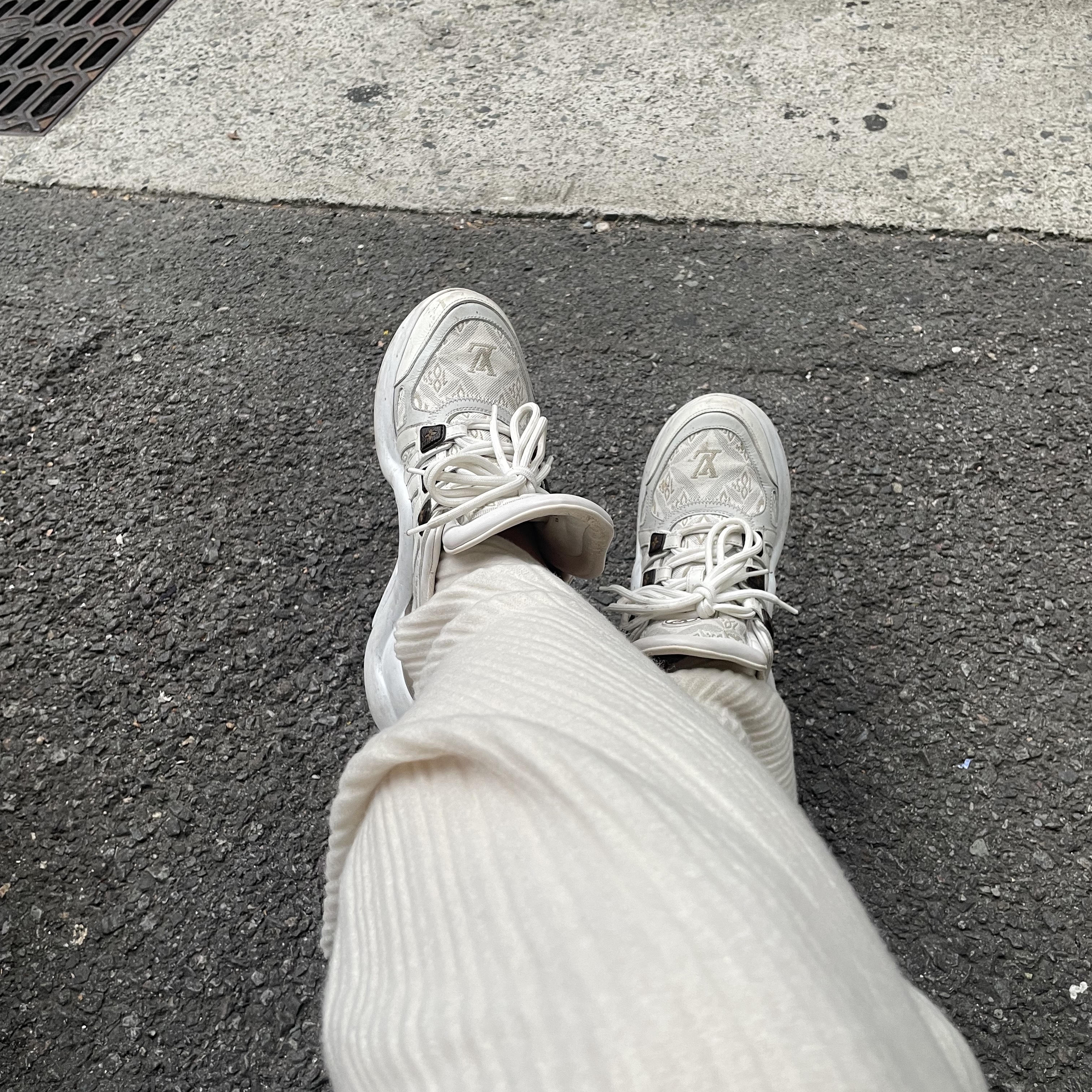 (W) Louis Vuitton LV Archlight Sneakers White 착용 스타일 - 1