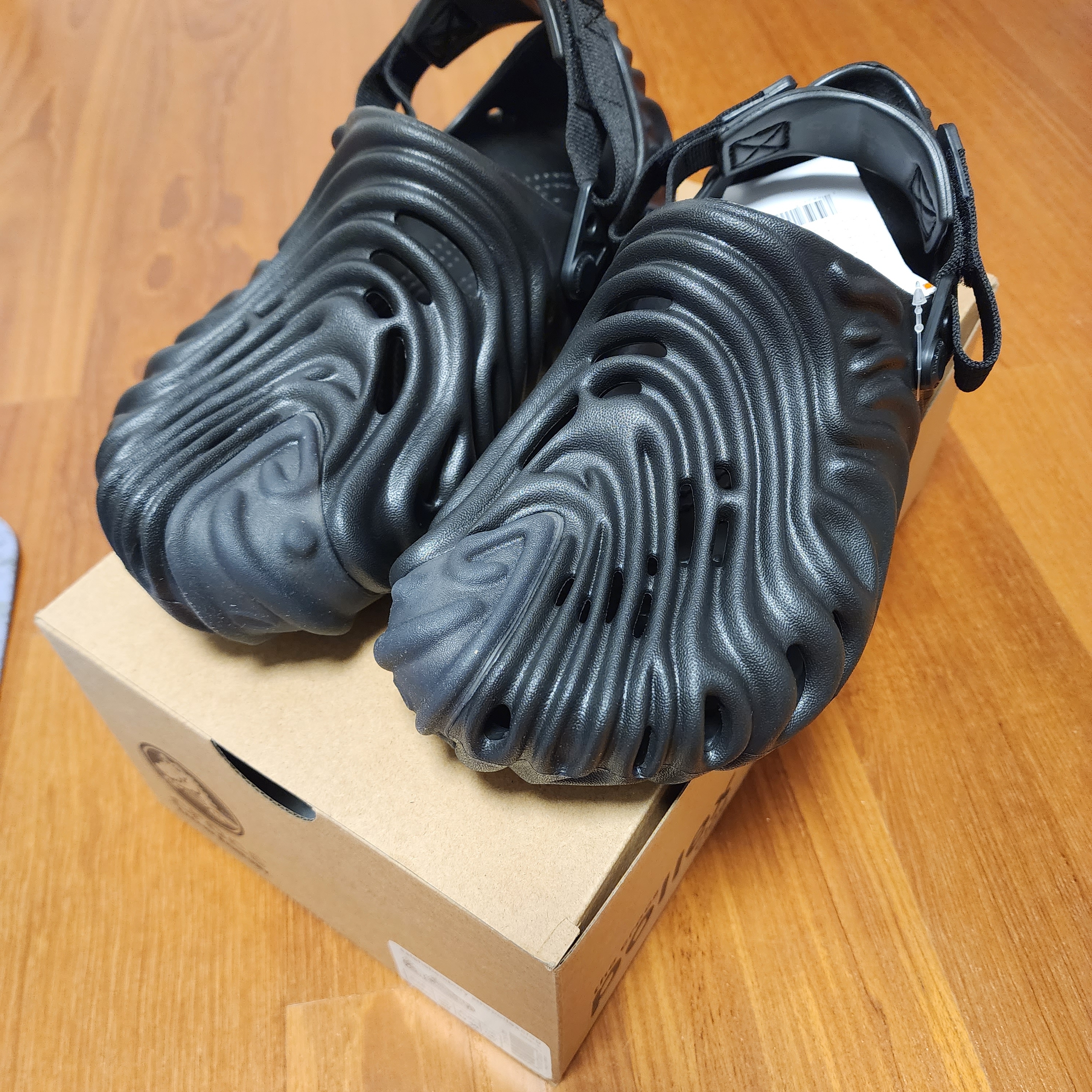 Crocs x Salehe Bembury Pollex Clog Sasquatch 착용 스타일 - 3