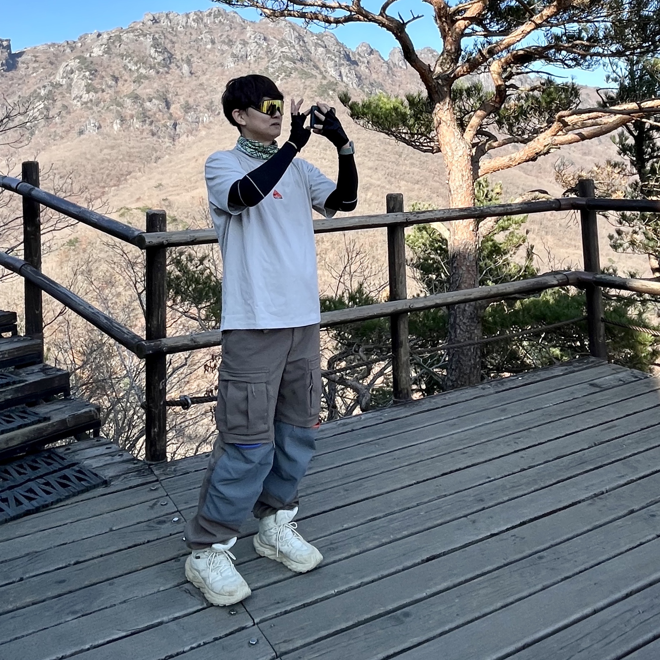 Nike NRG ACG Smith Summit Cargo Pants Ironstone - Asia, Nike ACG LBR Lungs T-Shirt Light Iron Ore - Asia 착용 스타일