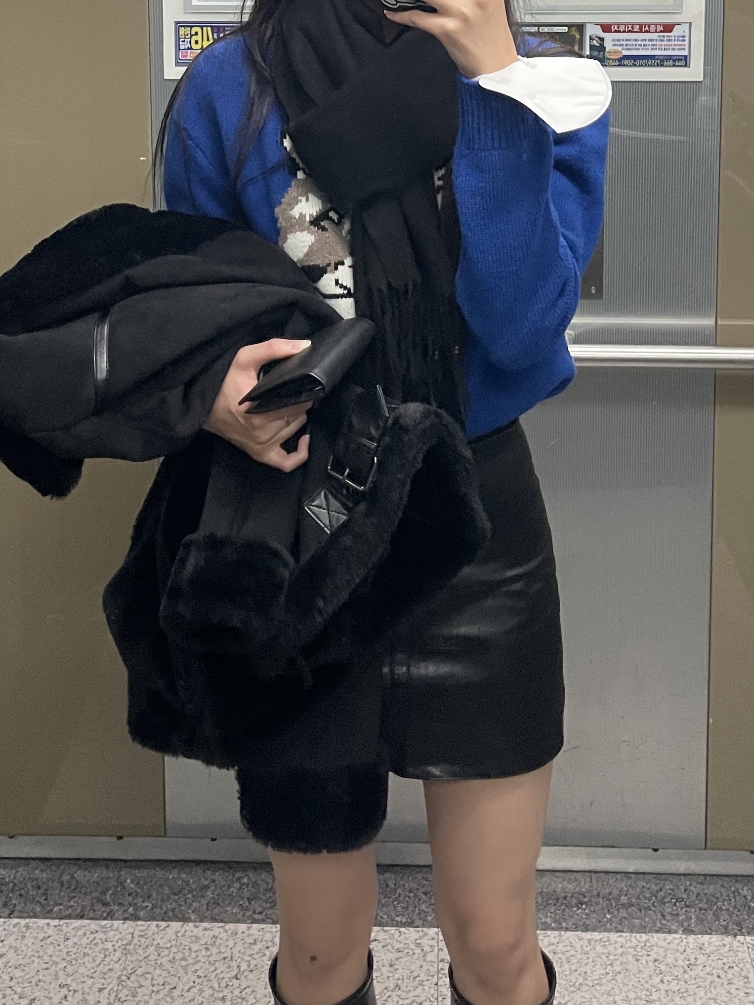(W) Maison Kitsune Big Fox Head Pullover Knit Royal Blue, Valentino Compact Vlogo Signature Grainy Calfskin Wallet Black 착용 스타일 - 3