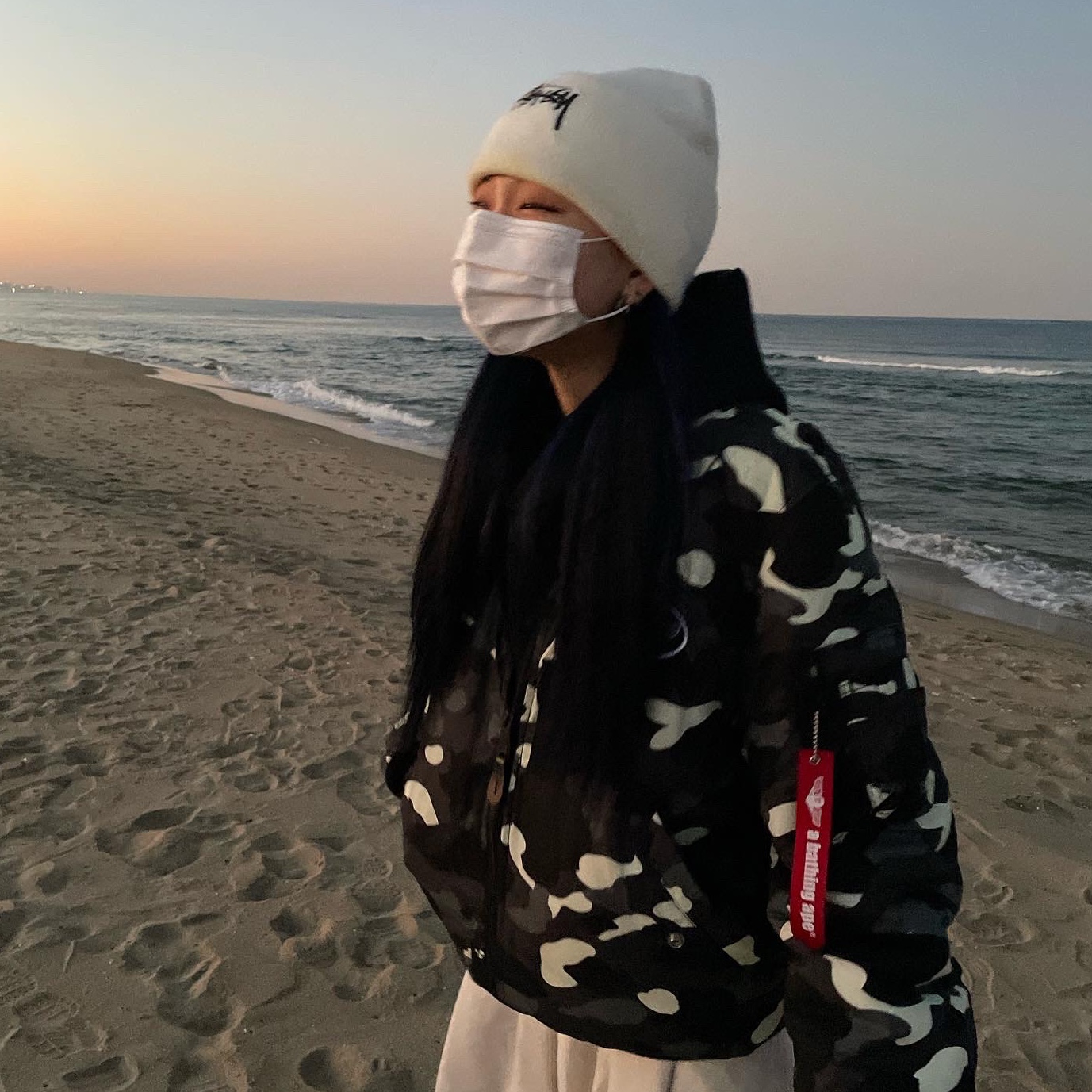 Nike x Stussy NRG Cuffed Beanie Summit White, Nike Air Force 1 '07 Low Triple Black 착용 스타일 - 1