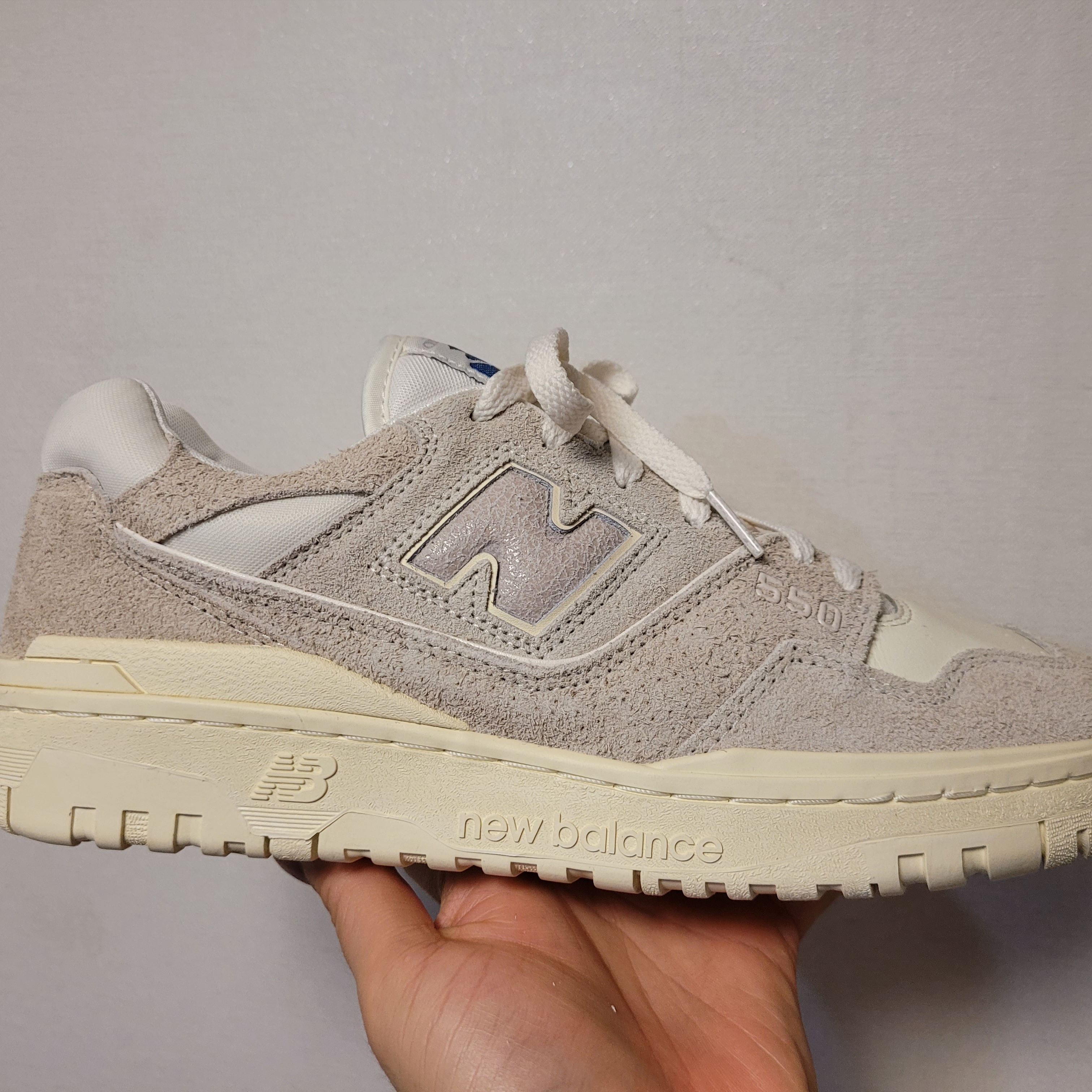 New Balance x Aime Leon Dore 550 Grey Suede 착용 스타일 - 1