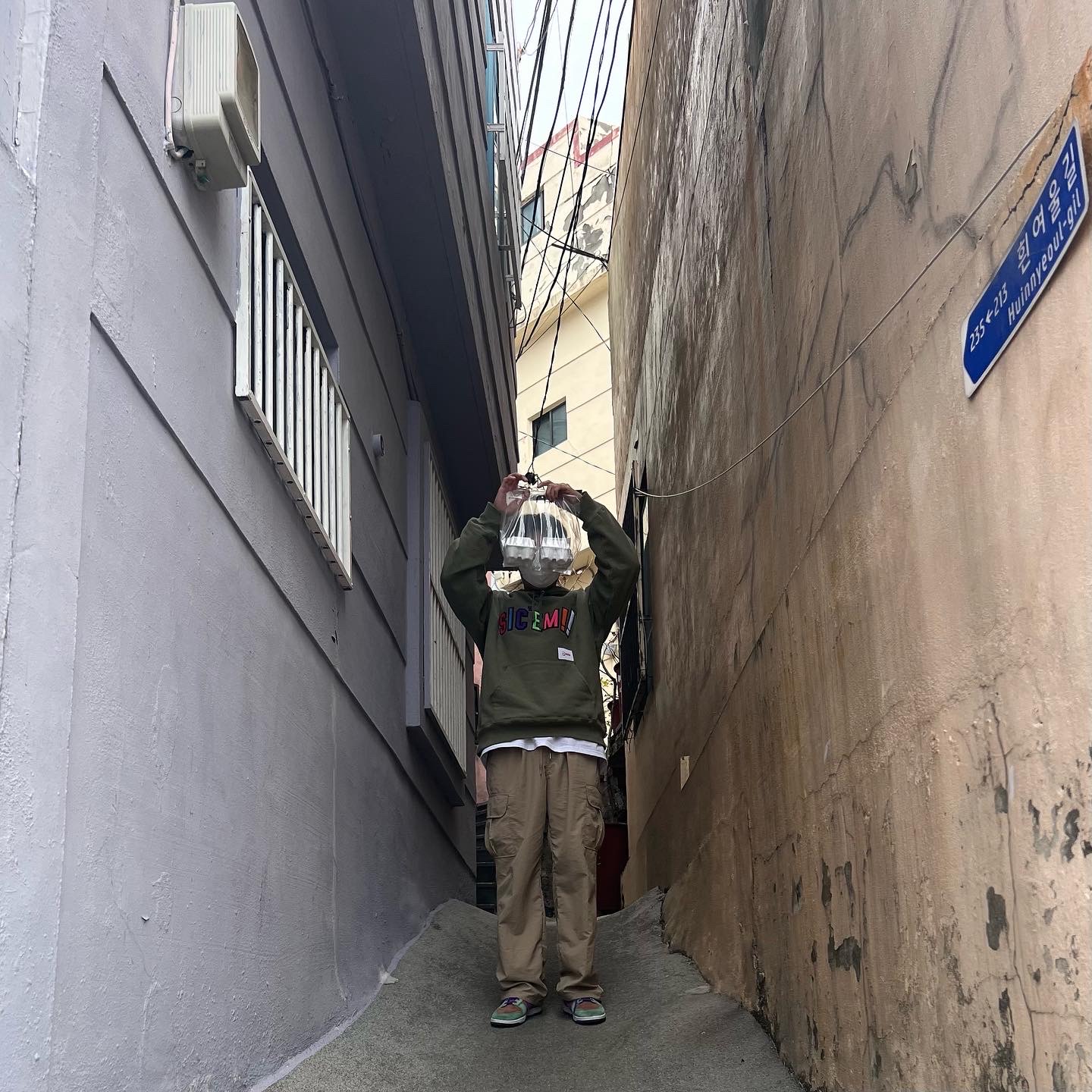 Supreme x WTAPS Sic'em! Hooded Sweatshirt Light Olive - 21FW, Supreme x WTAPS Sic'em! Hooded Sweatshirt Black - 21FW 착용 스타일 - 2