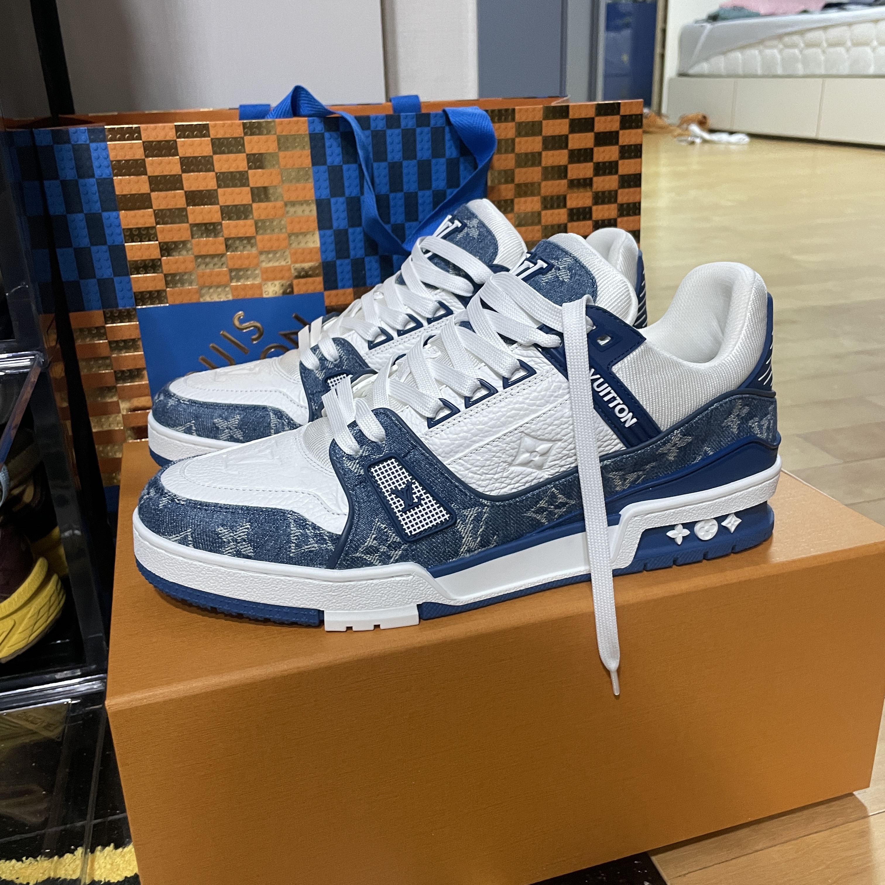 Louis Vuitton LV Trainer Sneakers Monogram Denim Blue 착용 스타일 - 5
