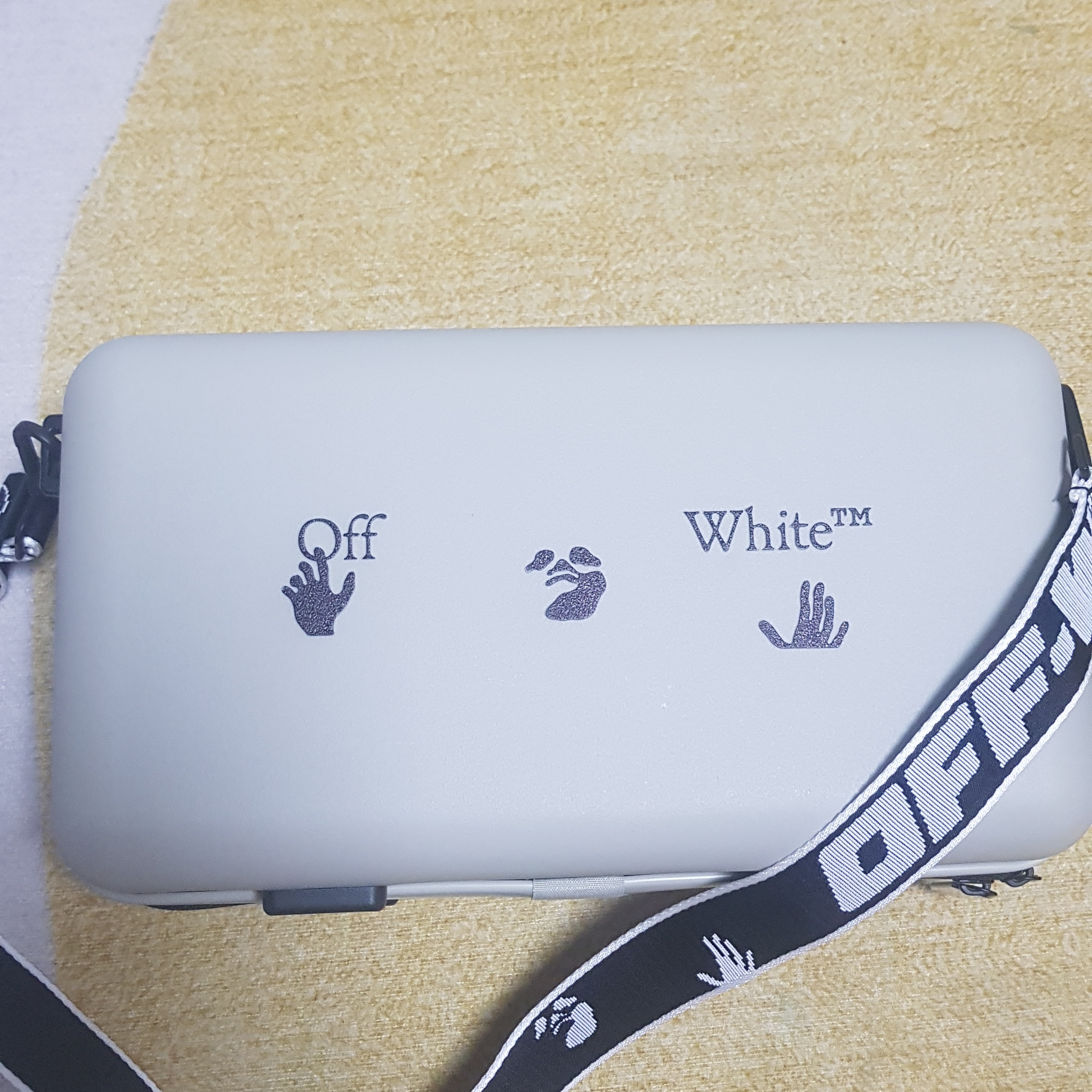 Off-White x Amore Pacific Protection Box (Without Cosmetics) 착용 스타일 - 2