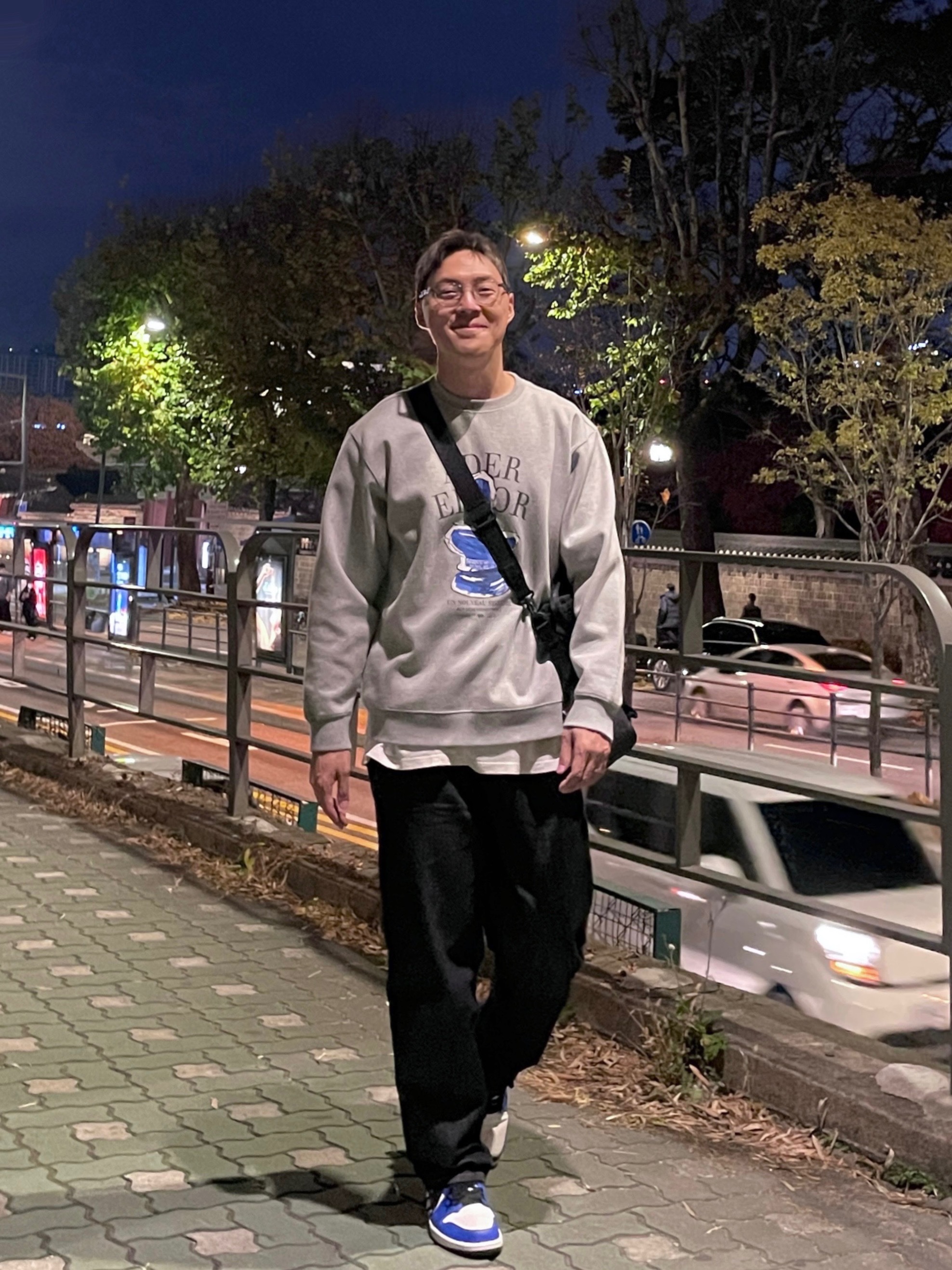 Jordan 1 Low Hyper Royal, Ader Error Portrait Trophy Logo Sweatshirt Grey 착용 스타일 - 3