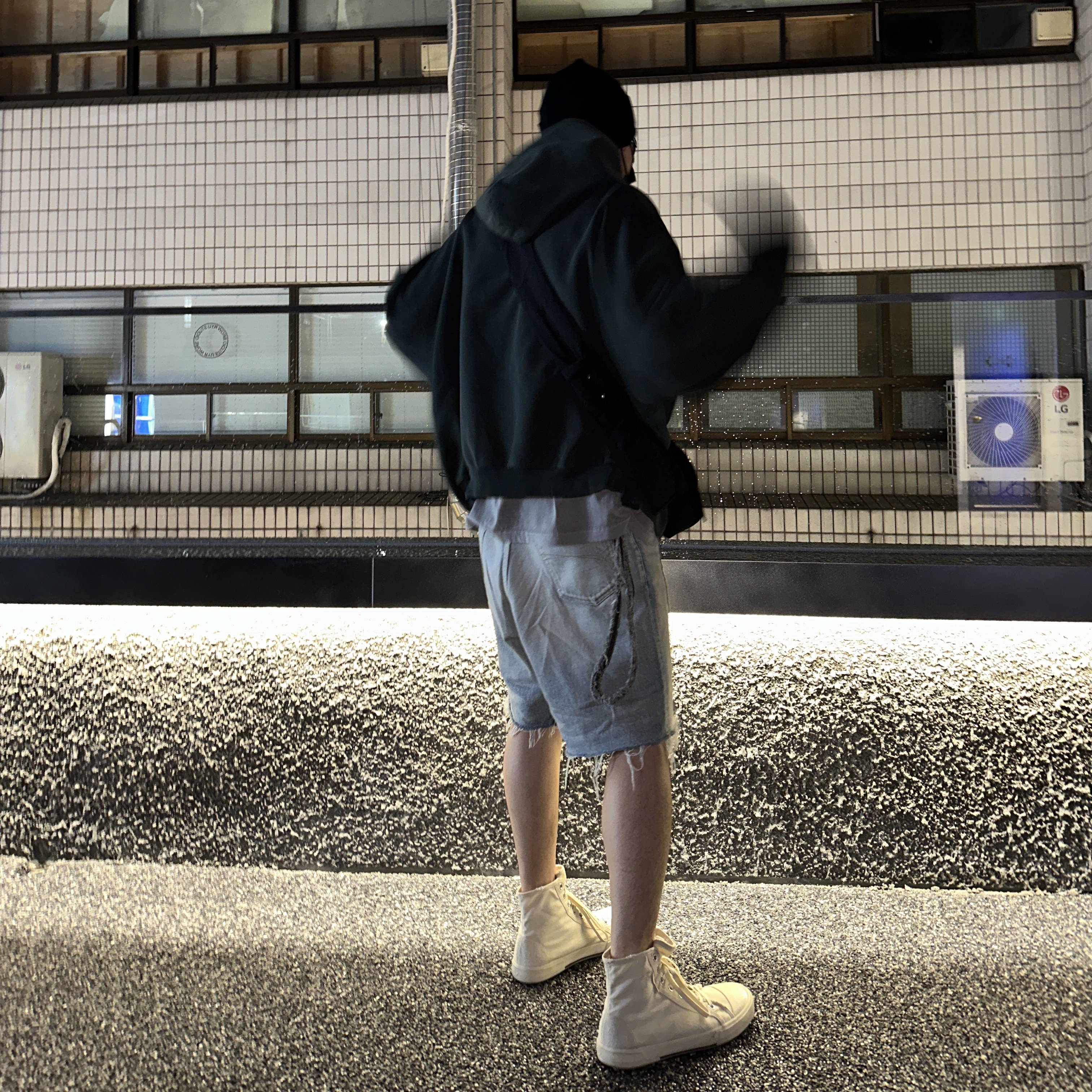 Balenciaga x Adidas Heavyweight Fleece Oversized Hoodie Green, Bottega Veneta Padded Tech Cassette Black 착용 스타일 - 4