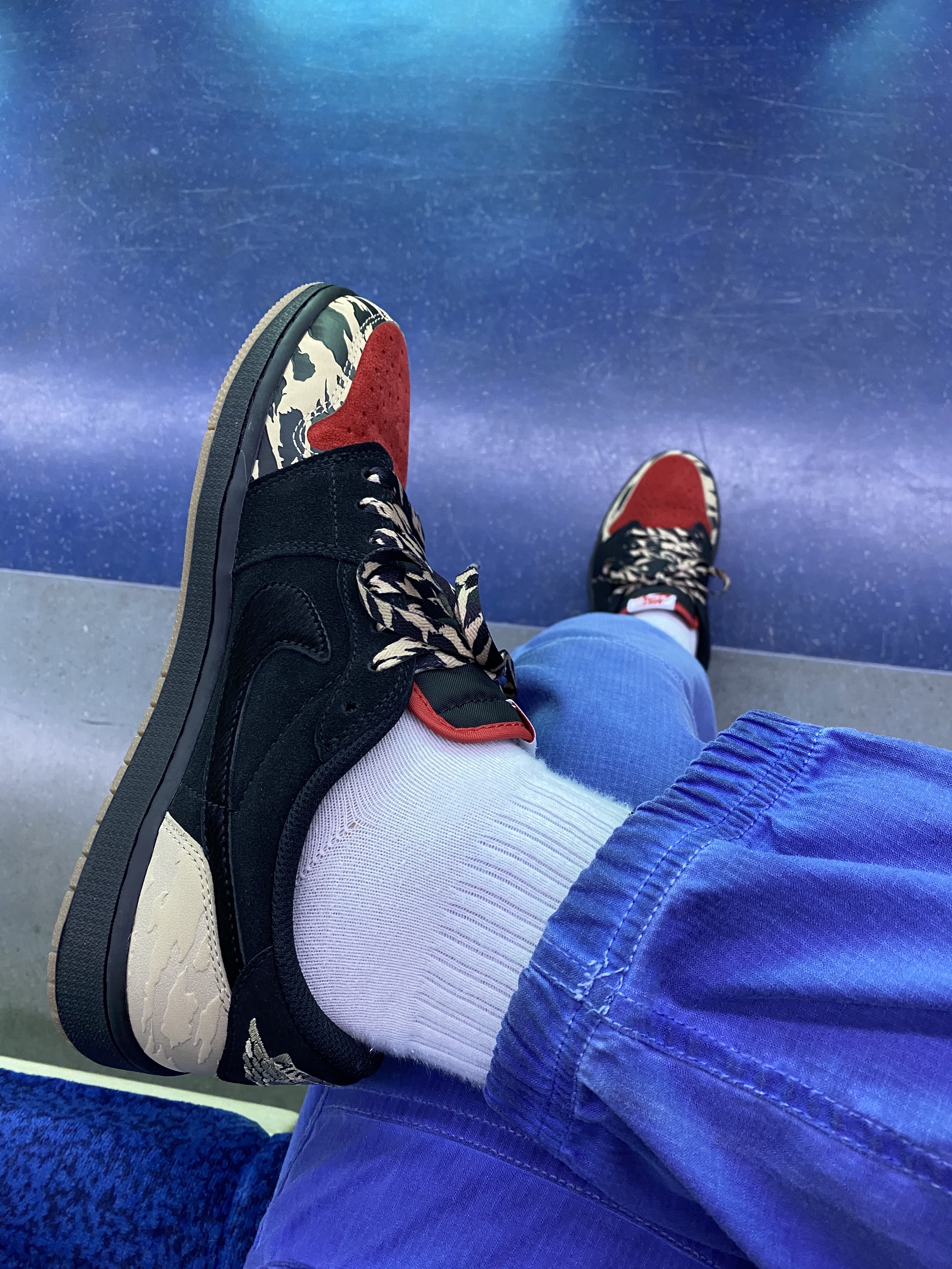 Jordan 1 x SoleFly Retro Low OG SP Black and Sport Red 착용 스타일