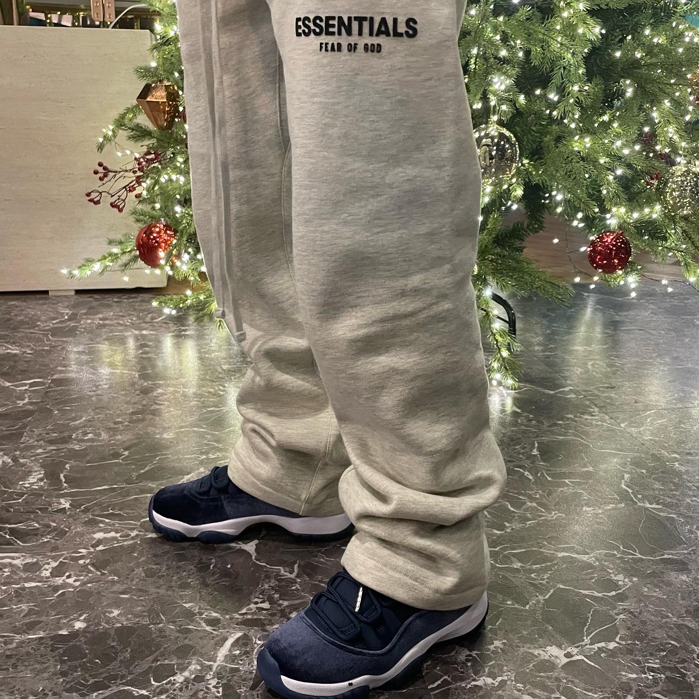 (W) Jordan 11 Retro Midnight Navy, Essentials The Core Collection Relaxed Sweatpants Light Oatmeal 착용 스타일