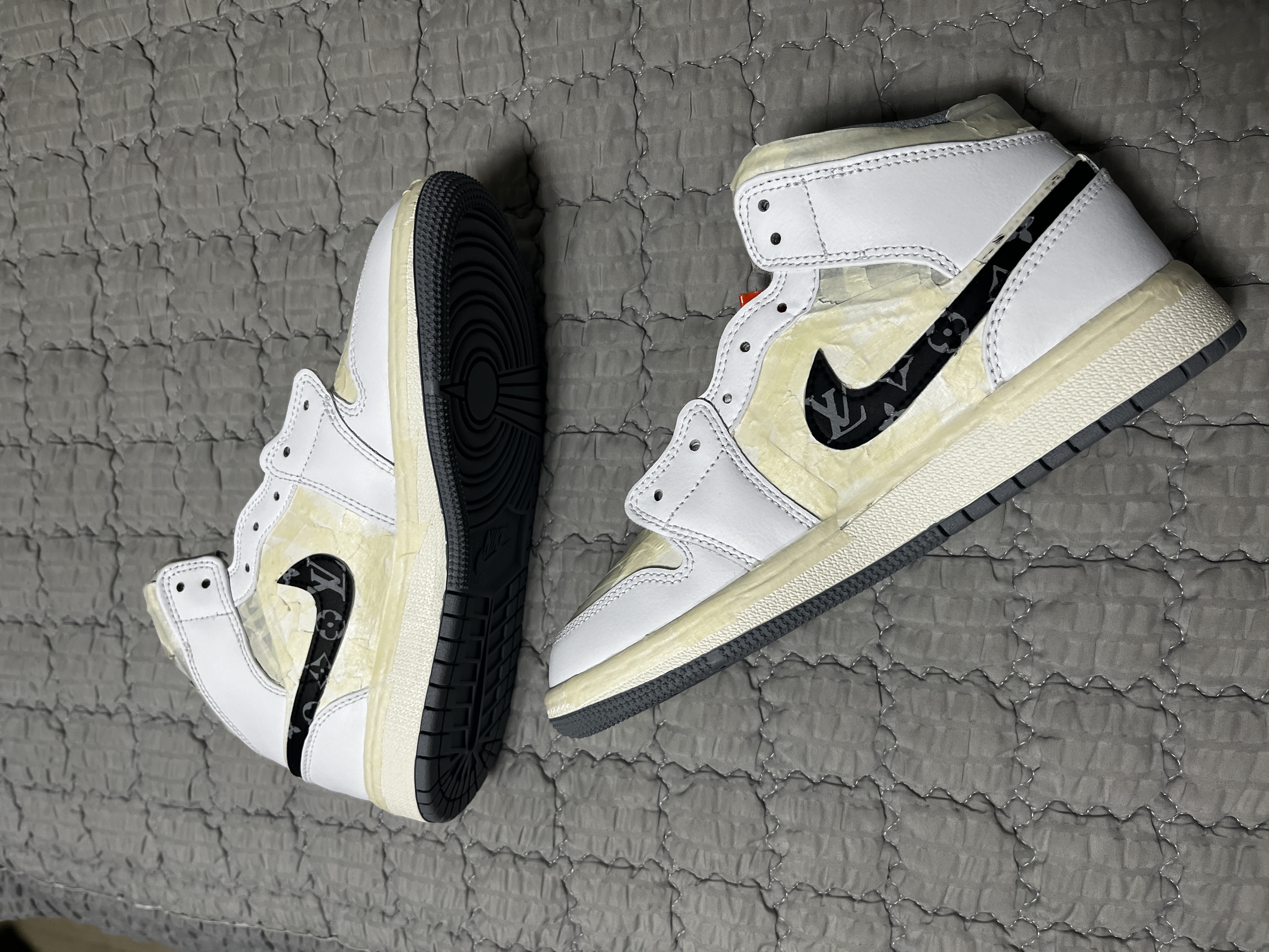 Jordan 1 Mid White Stealth 착용 스타일 - 3