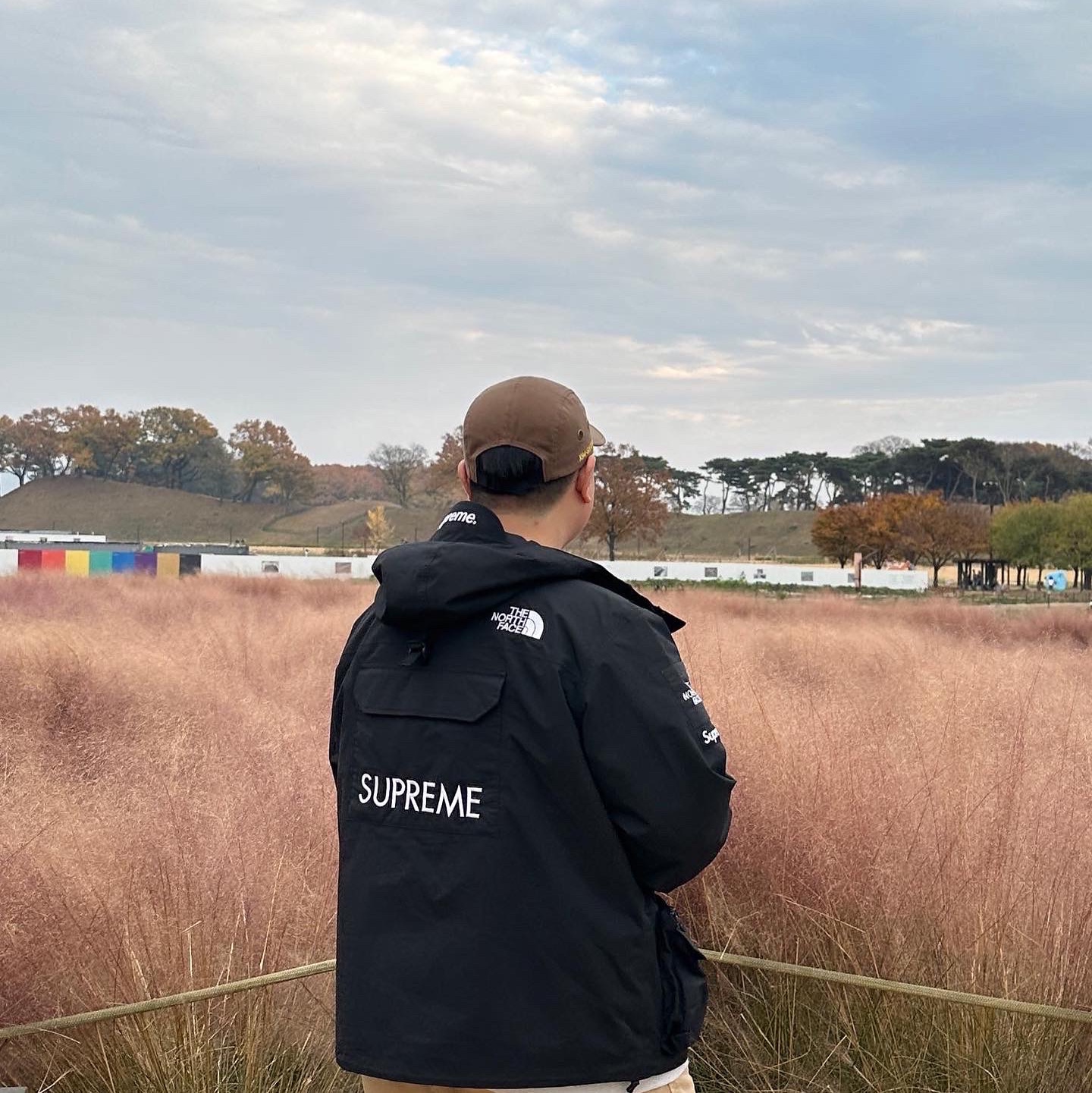 Supreme x The North Face Cargo Jacket Black - 20SS, Supreme Military Camp Cap Brown - 22SS 착용 스타일 - 1