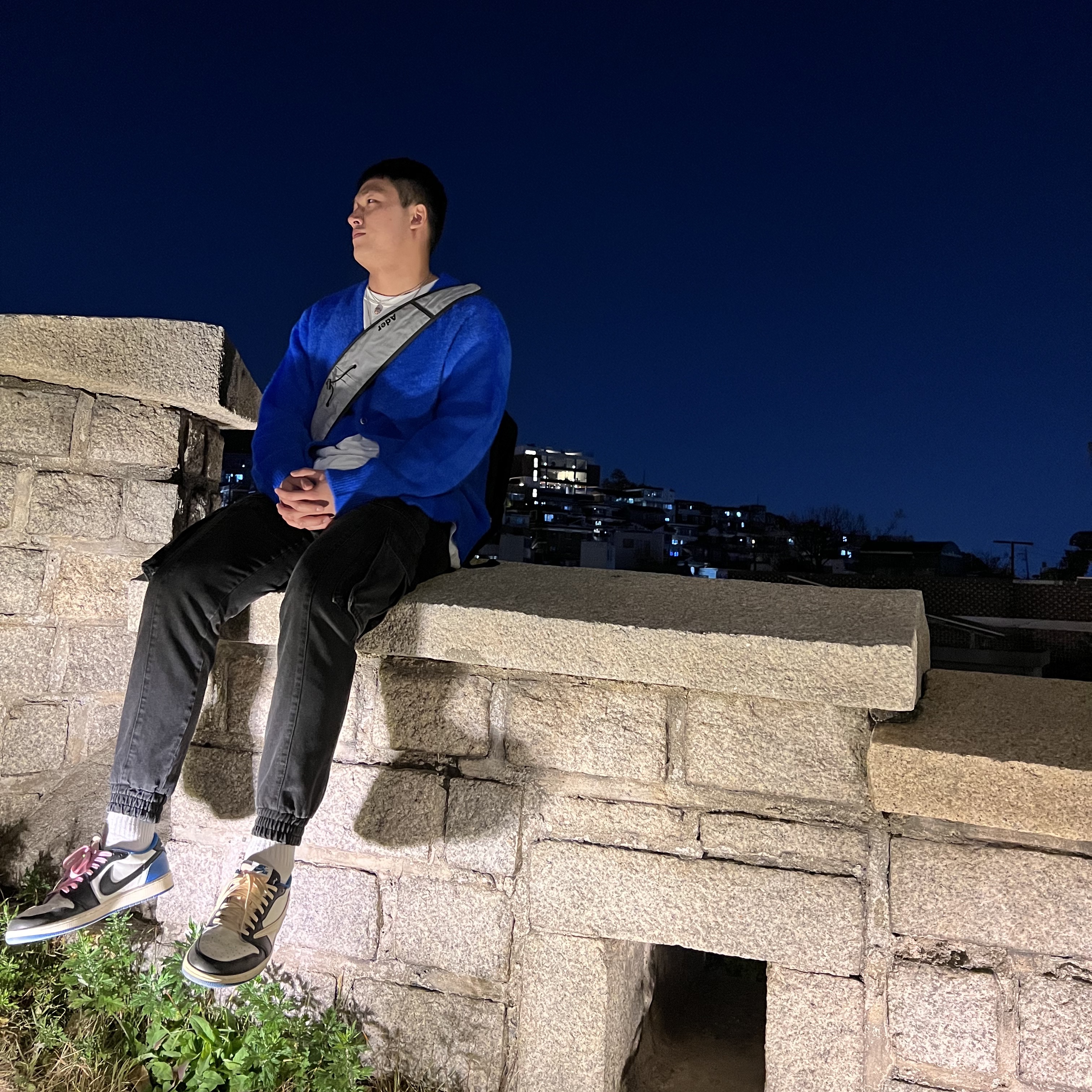 Jordan 1 x Travis Scott x Fragment Retro Low OG SP Military Blue, Stussy Shaggy Cardigan Royal Blue 착용 스타일