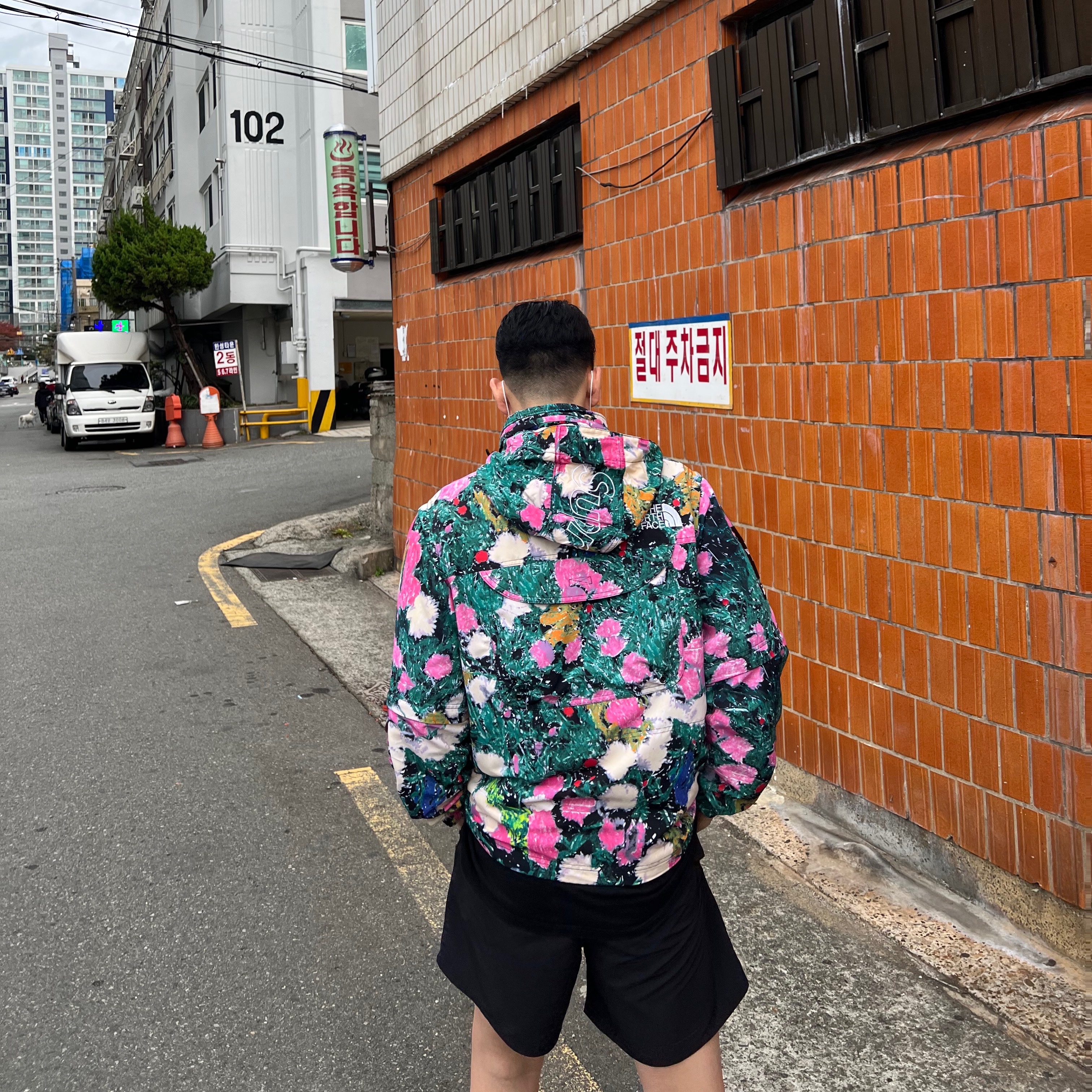 Supreme x The North Face Trekking Convertible Jacket Flowers - 22SS 착용 스타일