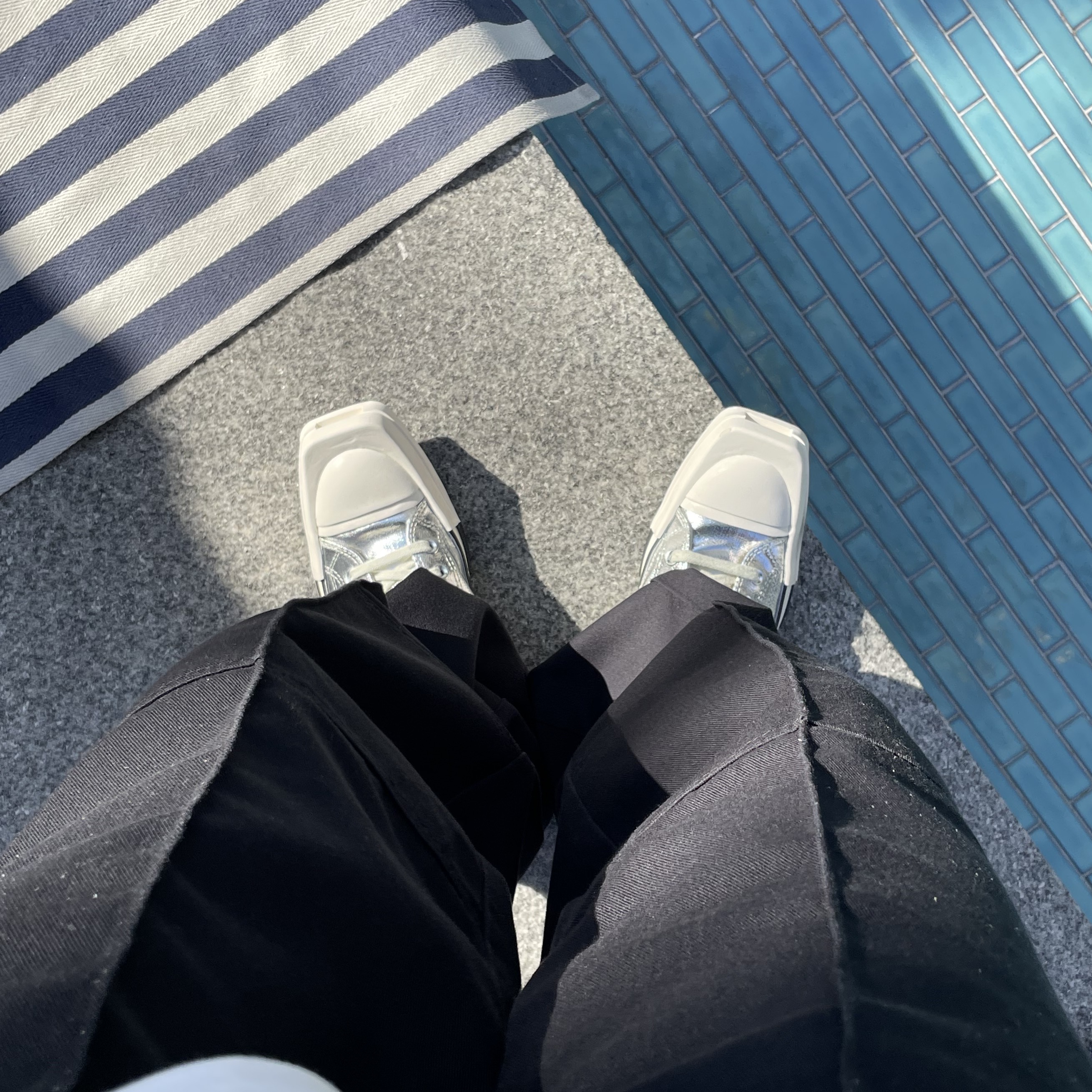 Converse x Drkshdw Turbodrk Chuck 70 Ox Silver Lacquered Denim, Arc'teryx Mantis 32 Backpack Black 착용 스타일 - 2