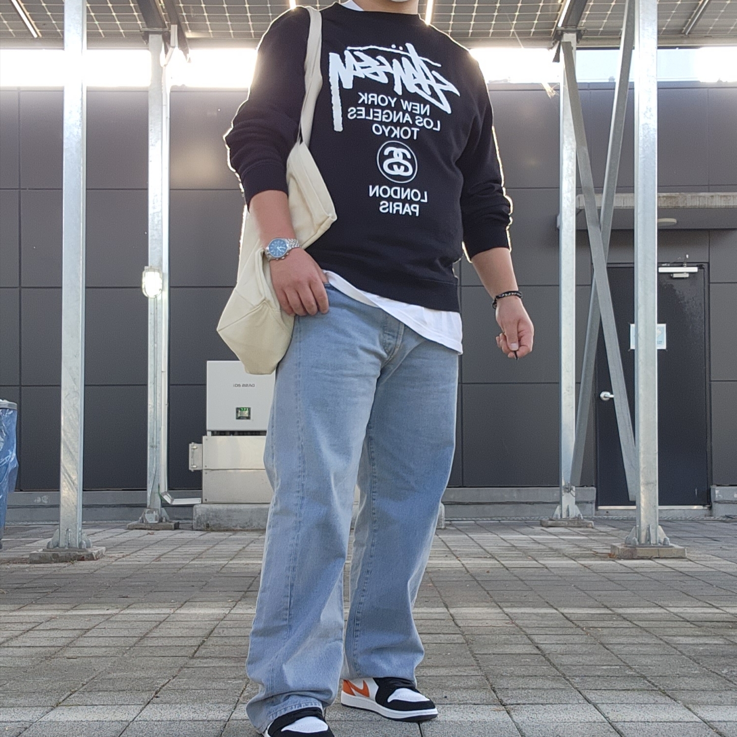 Jordan 1 Mid Shattered Backboard, Stussy World Tour Crew Black 2022 착용 스타일 - 4