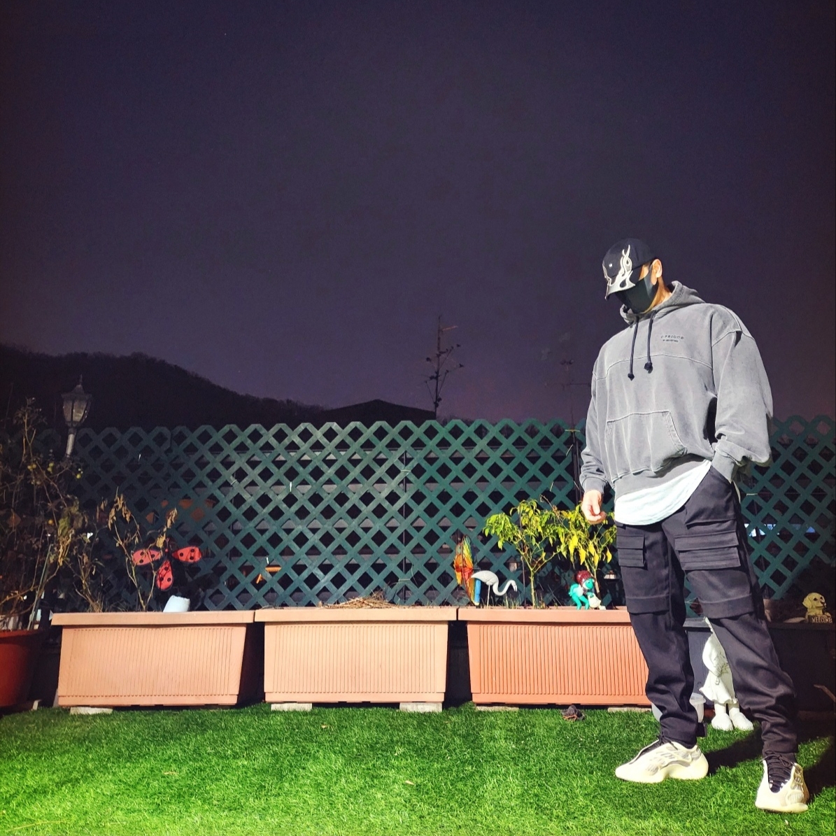 Yeezy Gap Engineered By Balenciaga Flame Cap Black, Adidas Yeezy 700 V3 Azael 2022/2023 착용 스타일 - 1