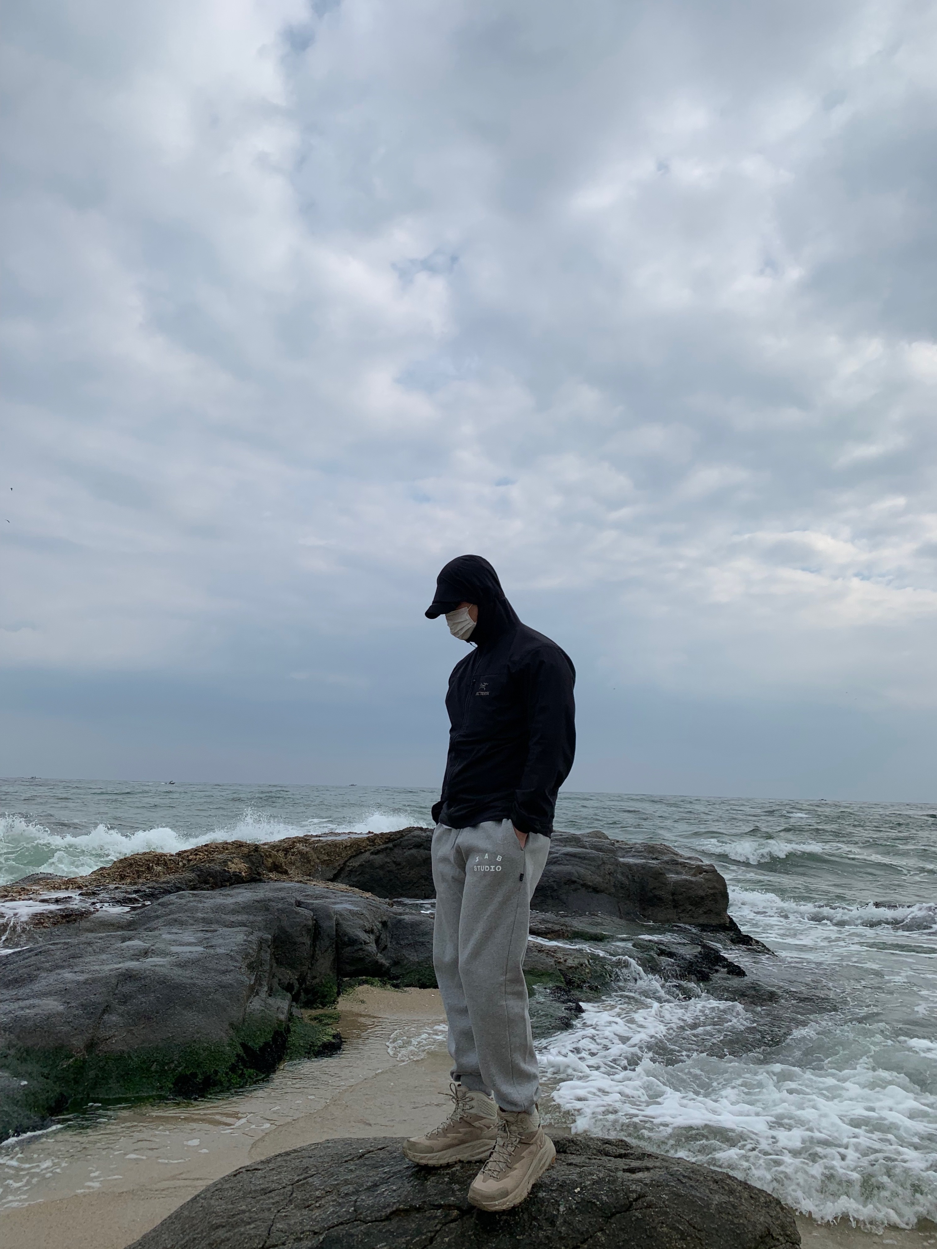 Arc'teryx Squamish Hoody Black, IAB Studio Sweatpants Gray - 21SS 착용 스타일 - 1