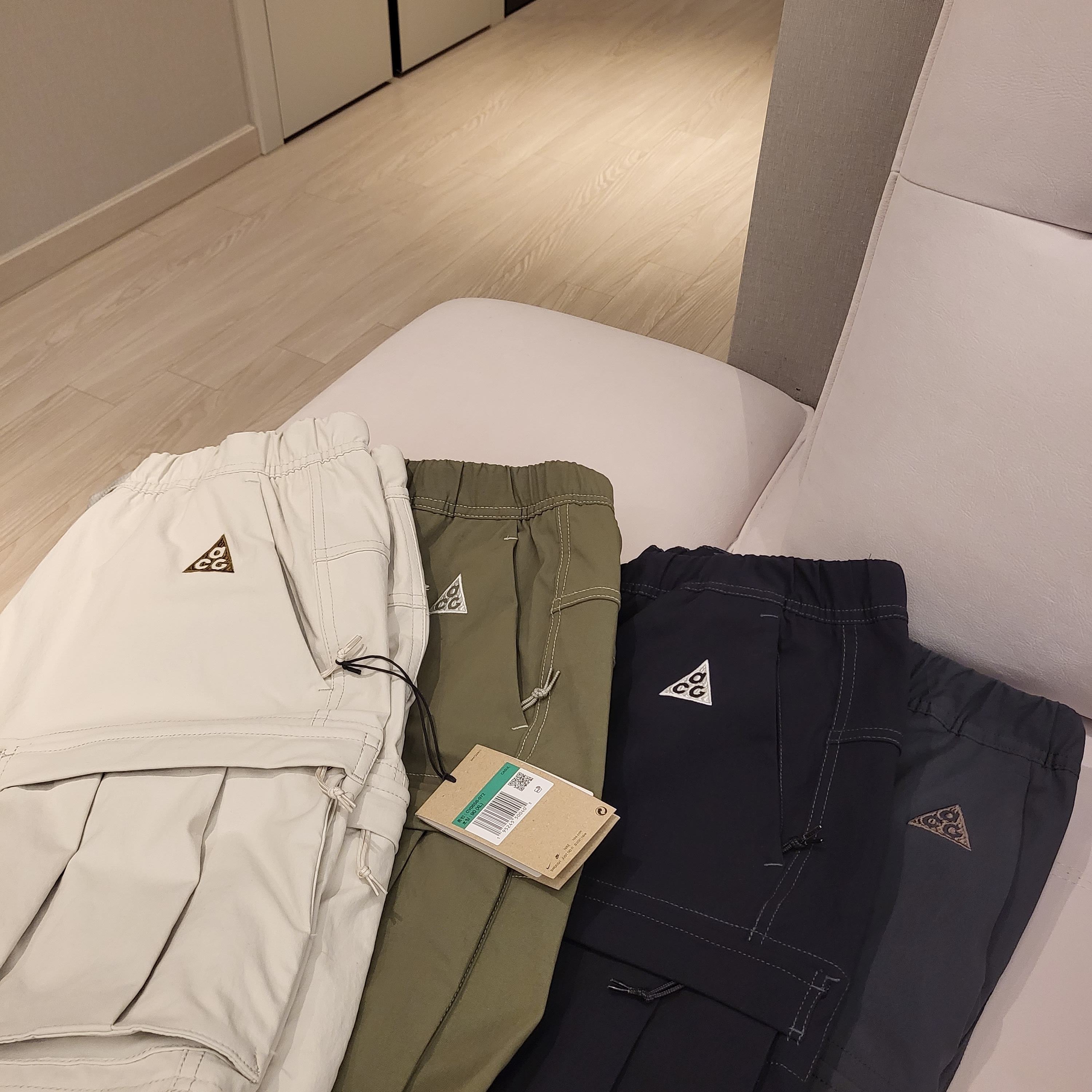 Nike ACG Smith Summit Cargo Pants Light Bone - Asia, Nike ACG Smith Summit Cargo Pants Black Summit White - Asia 착용 스타일
