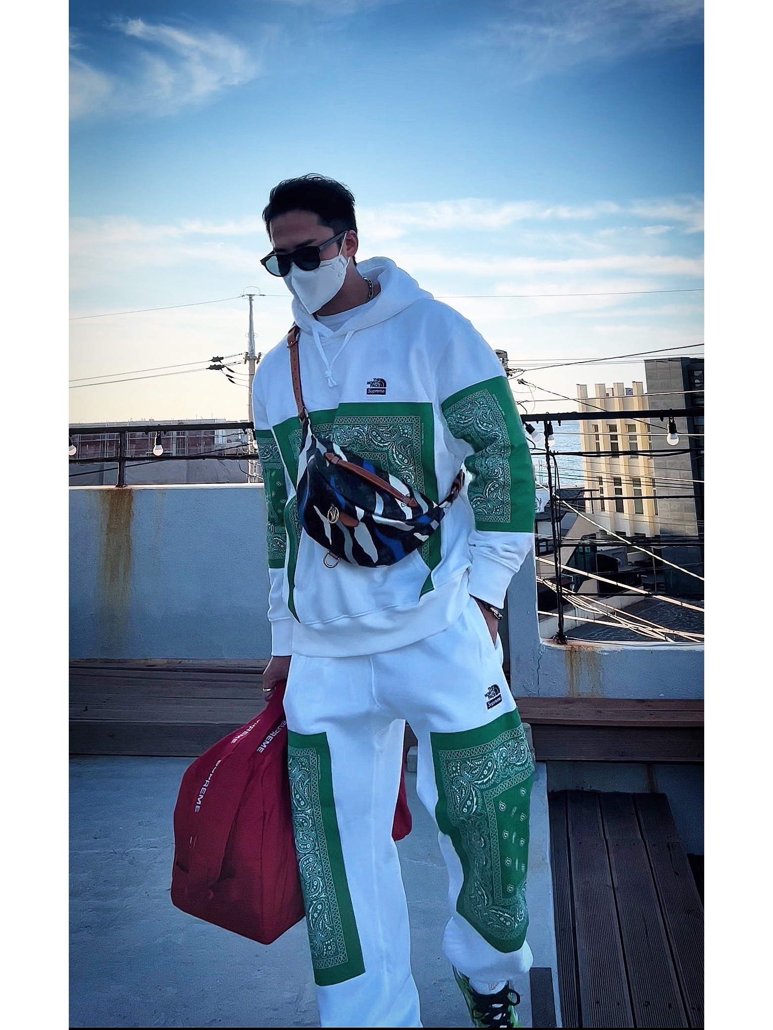 Supreme x The North Face Bandana T-Shirt White - 22SS, Supreme x The North Face Bandana Hooded Sweatshirt White - 22SS 착용 스타일 - 1