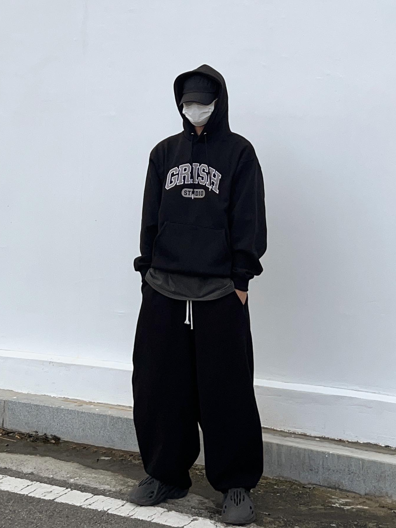 Adidas Yeezy Foam RNNR Onyx 착용 스타일 - 2