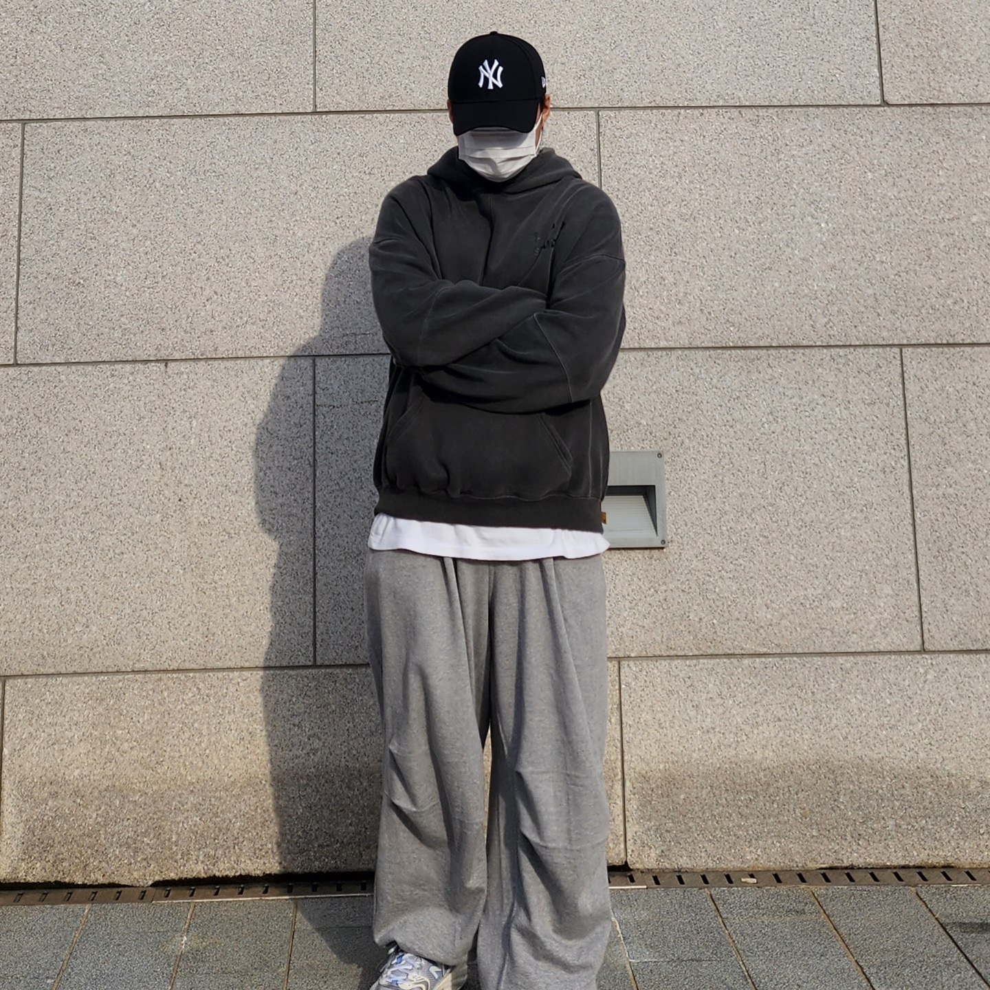 IAB Studio Blocked Pigment Hoodie Black 착용 스타일 - 2