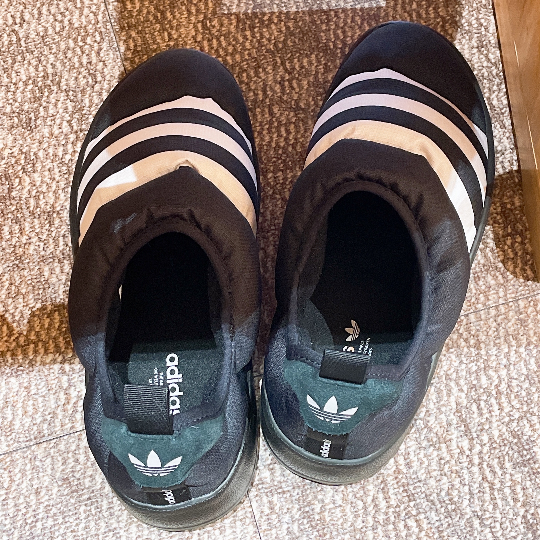 Adidas Puffylette Core Black 착용 스타일