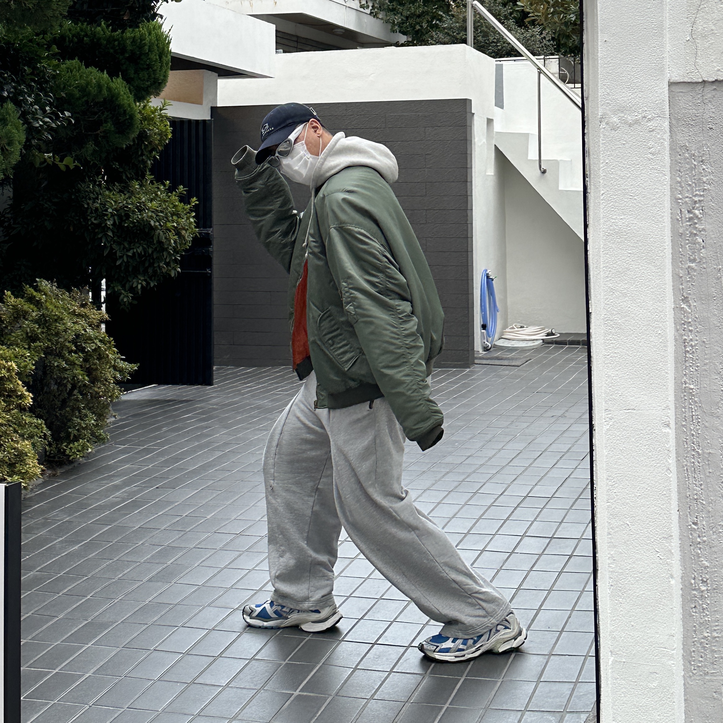 Balenciaga Unity Snowboard Cap Navy Blue, Balenciaga Runner Sneakers Blue White 착용 스타일 - 1