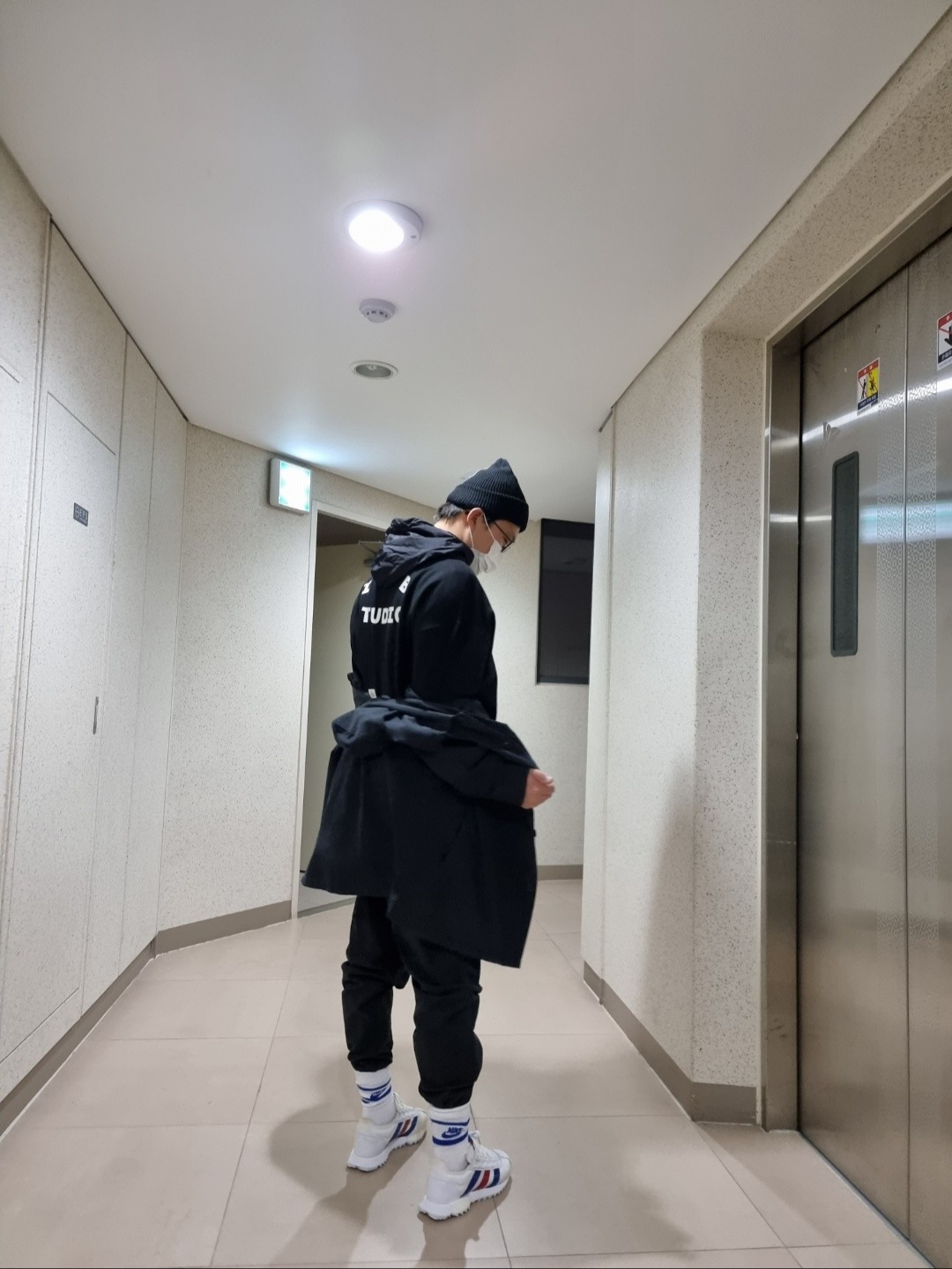 Nike SB Fisherman Beanie Black, IAB Studio Woven Hoodie Black 착용 스타일 - 1
