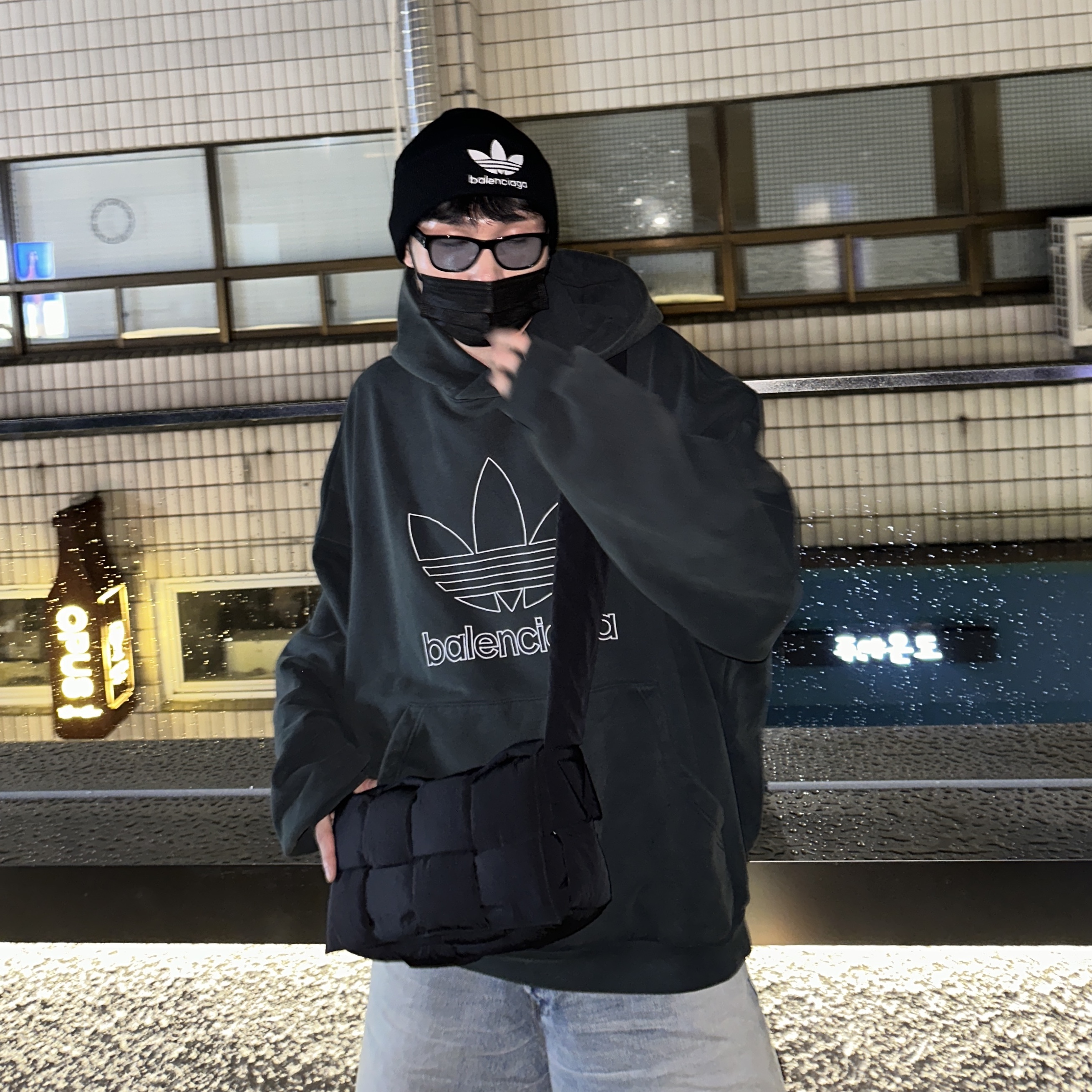 Balenciaga x Adidas Heavyweight Fleece Oversized Hoodie Green, Bottega Veneta Padded Tech Cassette Black 착용 스타일 - 1