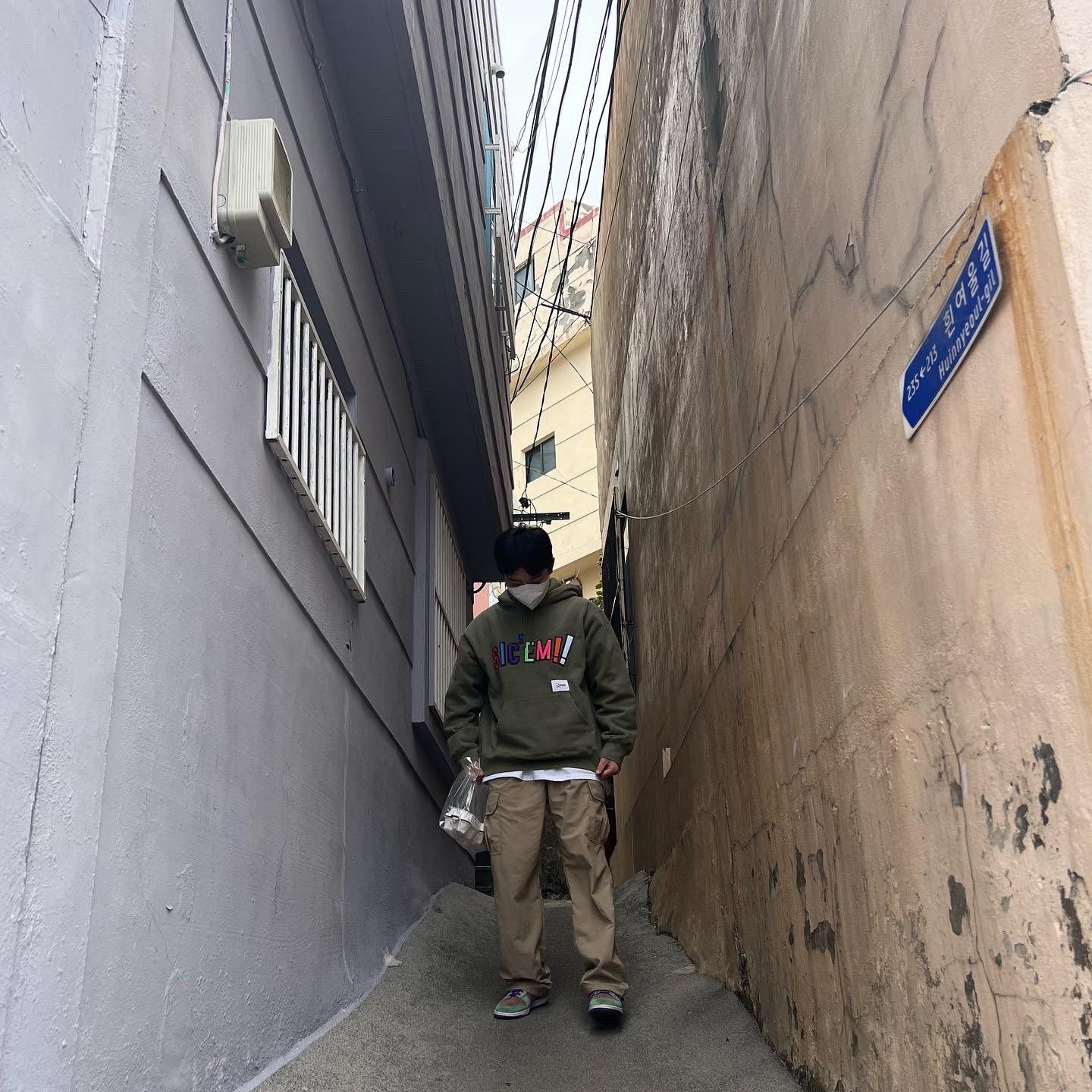 Supreme x WTAPS Sic'em! Hooded Sweatshirt Light Olive - 21FW, Supreme x WTAPS Sic'em! Hooded Sweatshirt Black - 21FW 착용 스타일 - 3
