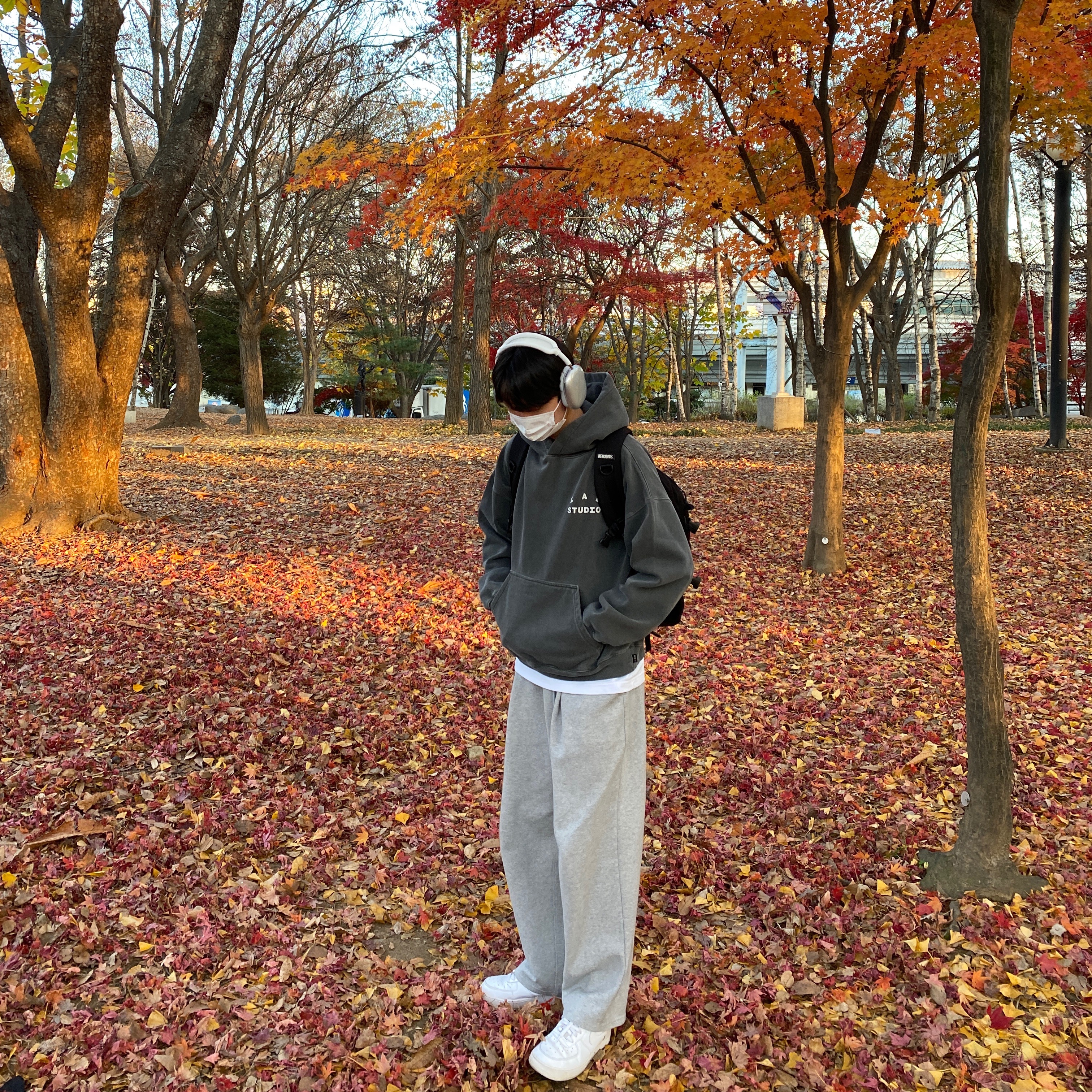 IAB Studio Pigment Hoodie Black, Apple AirPods Max Lightning Silver (Korean Ver.) 착용 스타일