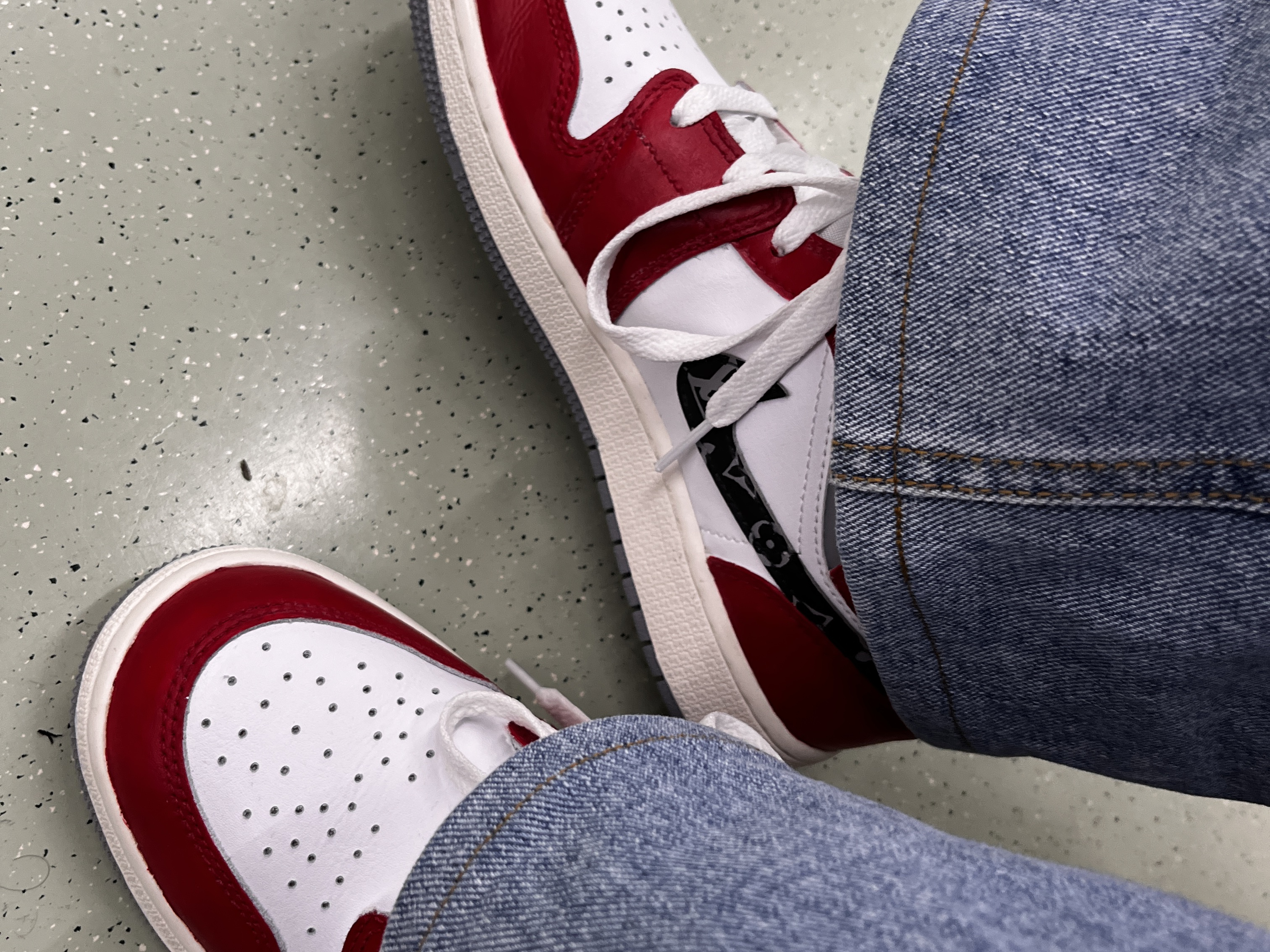 Jordan 1 Mid White Stealth 착용 스타일 - 5
