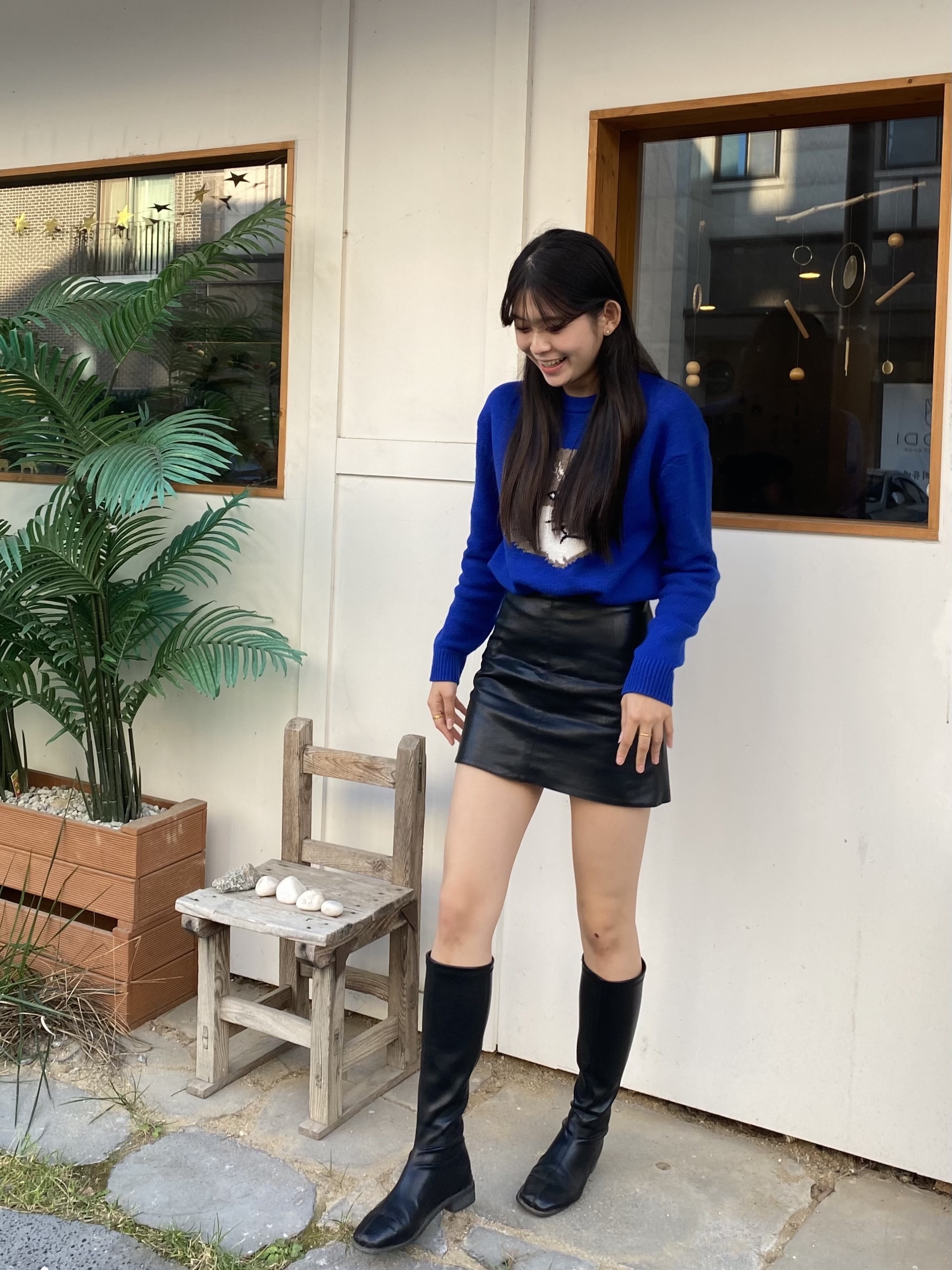 (W) Maison Kitsune Big Fox Head Pullover Knit Royal Blue, Valentino Compact Vlogo Signature Grainy Calfskin Wallet Black 착용 스타일 - 1