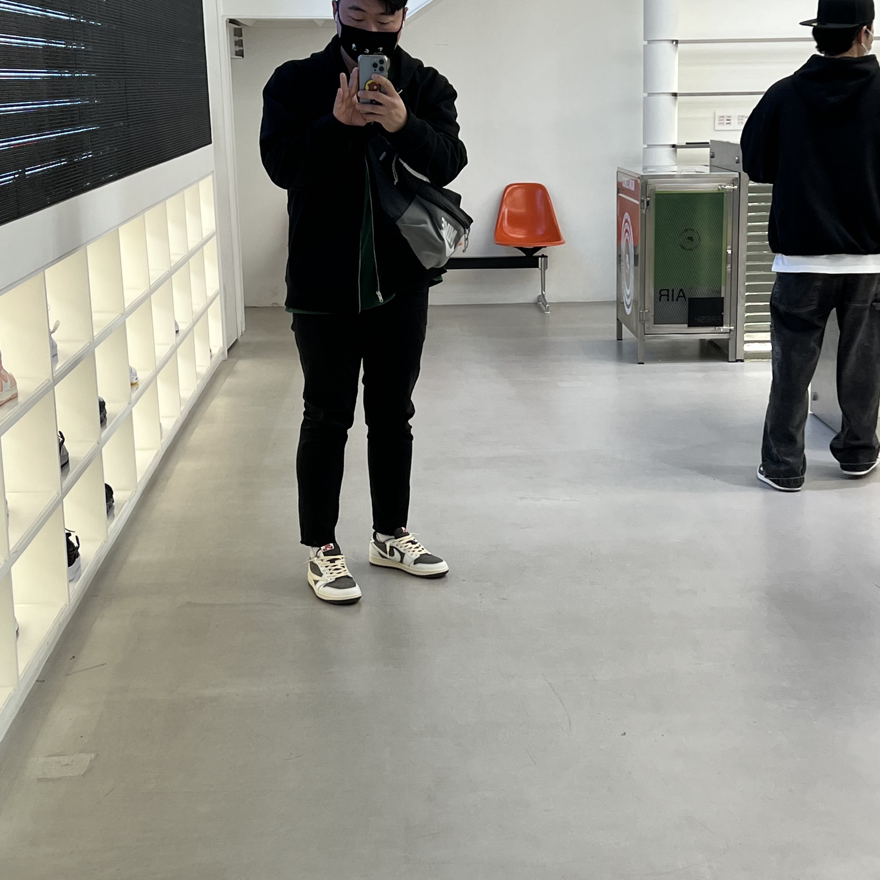 Jordan 1 x Travis Scott Retro Low OG SP Sail and Ridgerock 착용 스타일 - 2