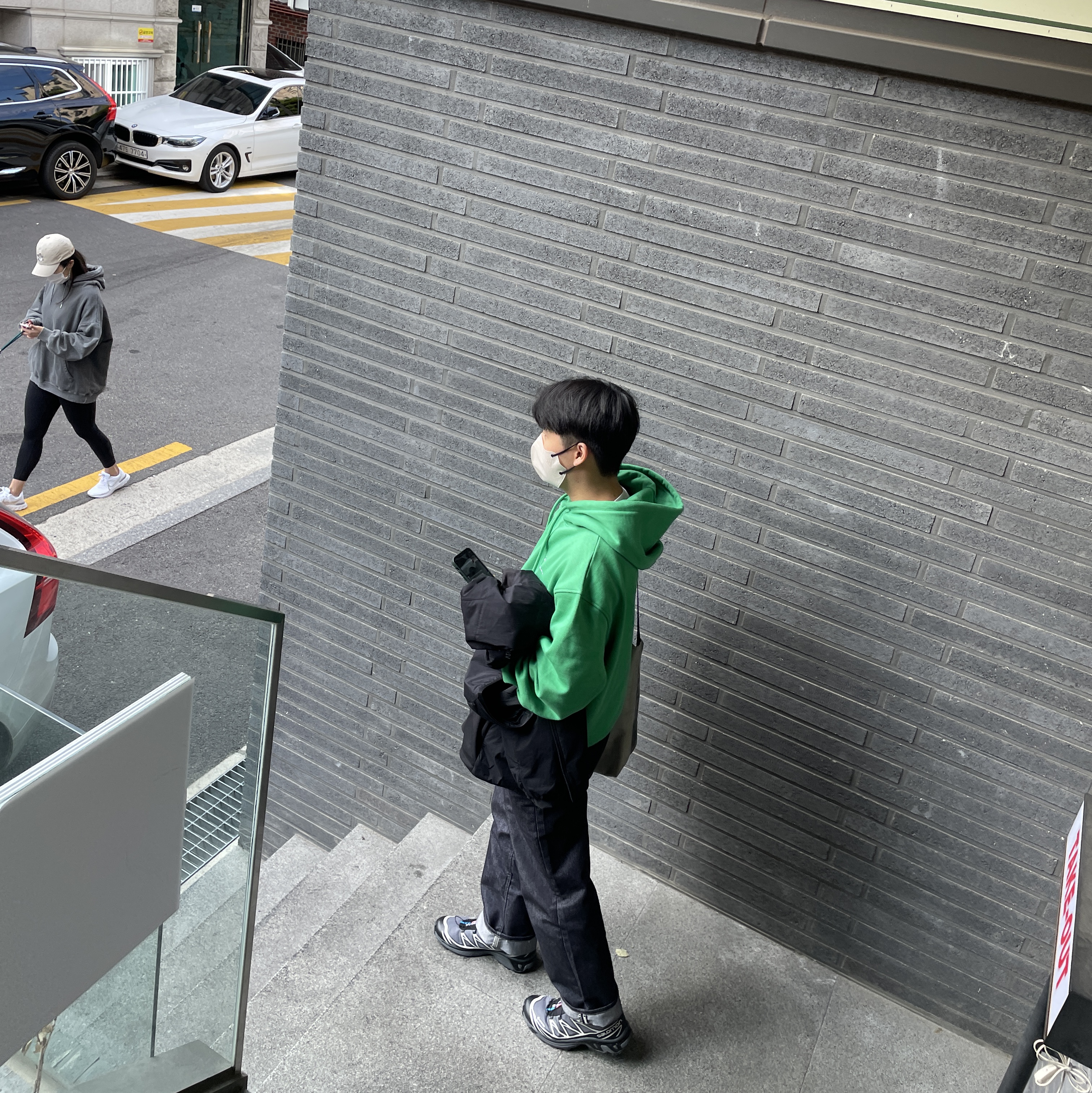 Jacquemus Le Sweatshirt Brode Embroidered Logo Hoodie Green, Salomon XT-6 Gore-Tex Black Ebony 착용 스타일 - 2