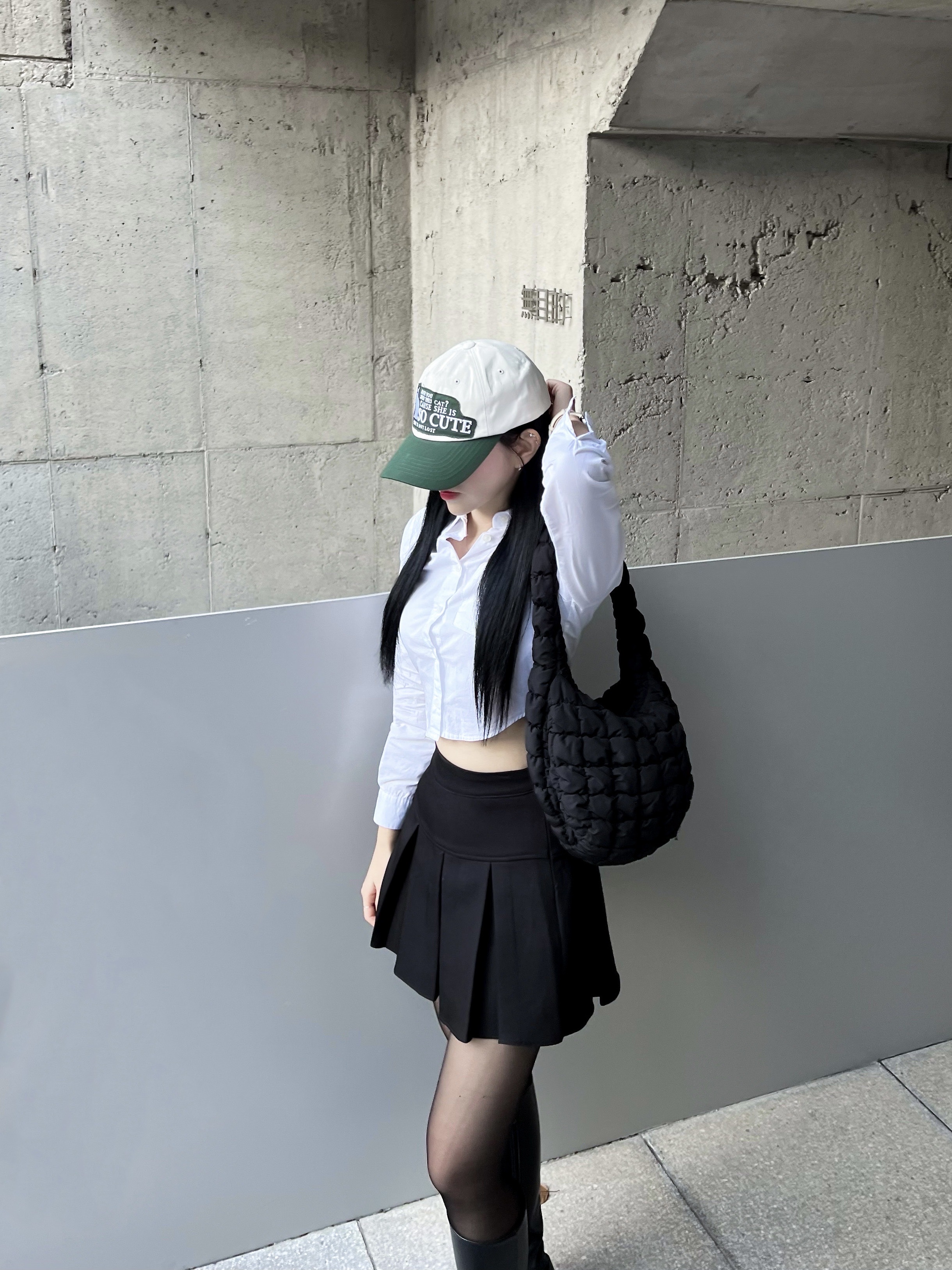 COS Quilted Mini Bag Black 착용 스타일 - 2