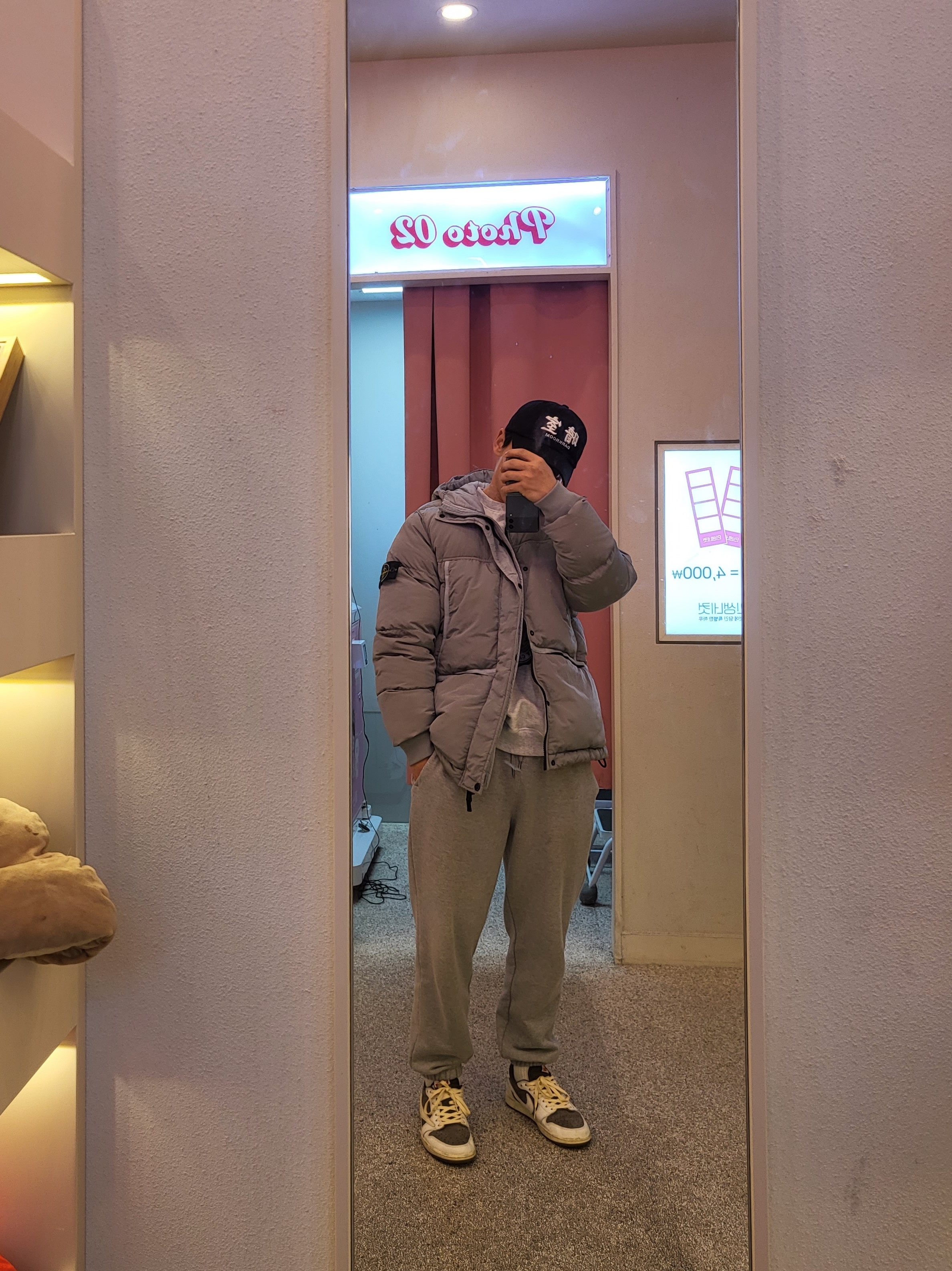 Stone Island 44508 Nylon Metal Down-TC Jacket Light Grey - 21FW, Darkr8m Studio White Logo Cap 착용 스타일 - 2
