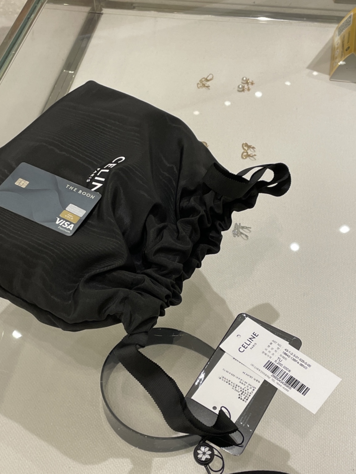Celine Trainer CT-04 Low Lace-Up Sneakers in Calfskin White Black, Celine Teen Triomphe Bag in Shiny Calfskin Black 착용 스타일 - 2