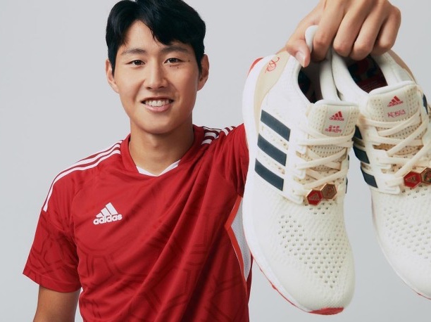 Adidas x Over The Pitch Ultraboost DNA Seoul Off White 착용 스타일 - 1