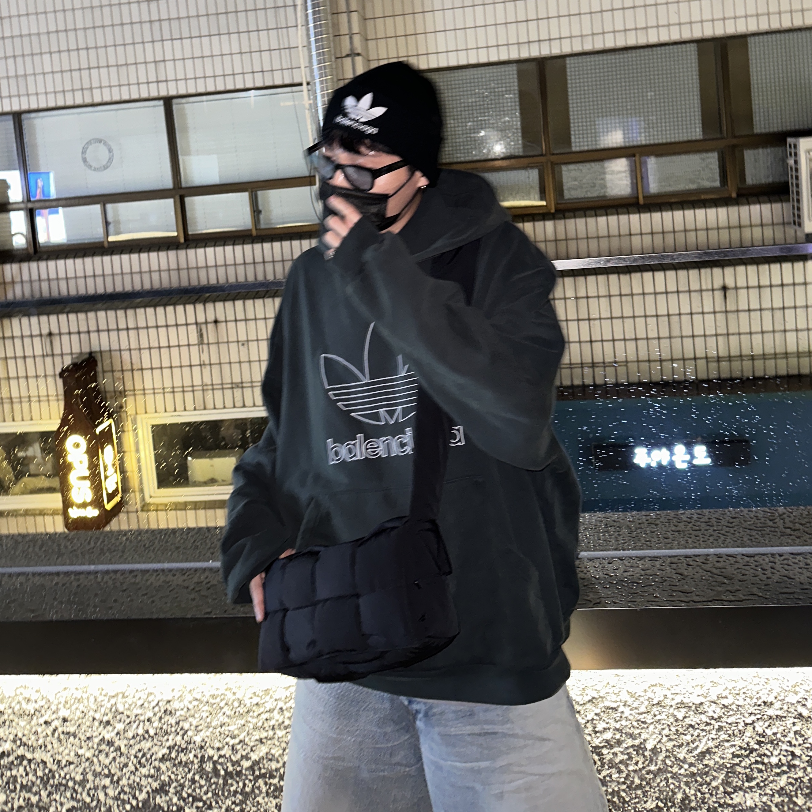 Balenciaga x Adidas Heavyweight Fleece Oversized Hoodie Green, Bottega Veneta Padded Tech Cassette Black 착용 스타일 - 2