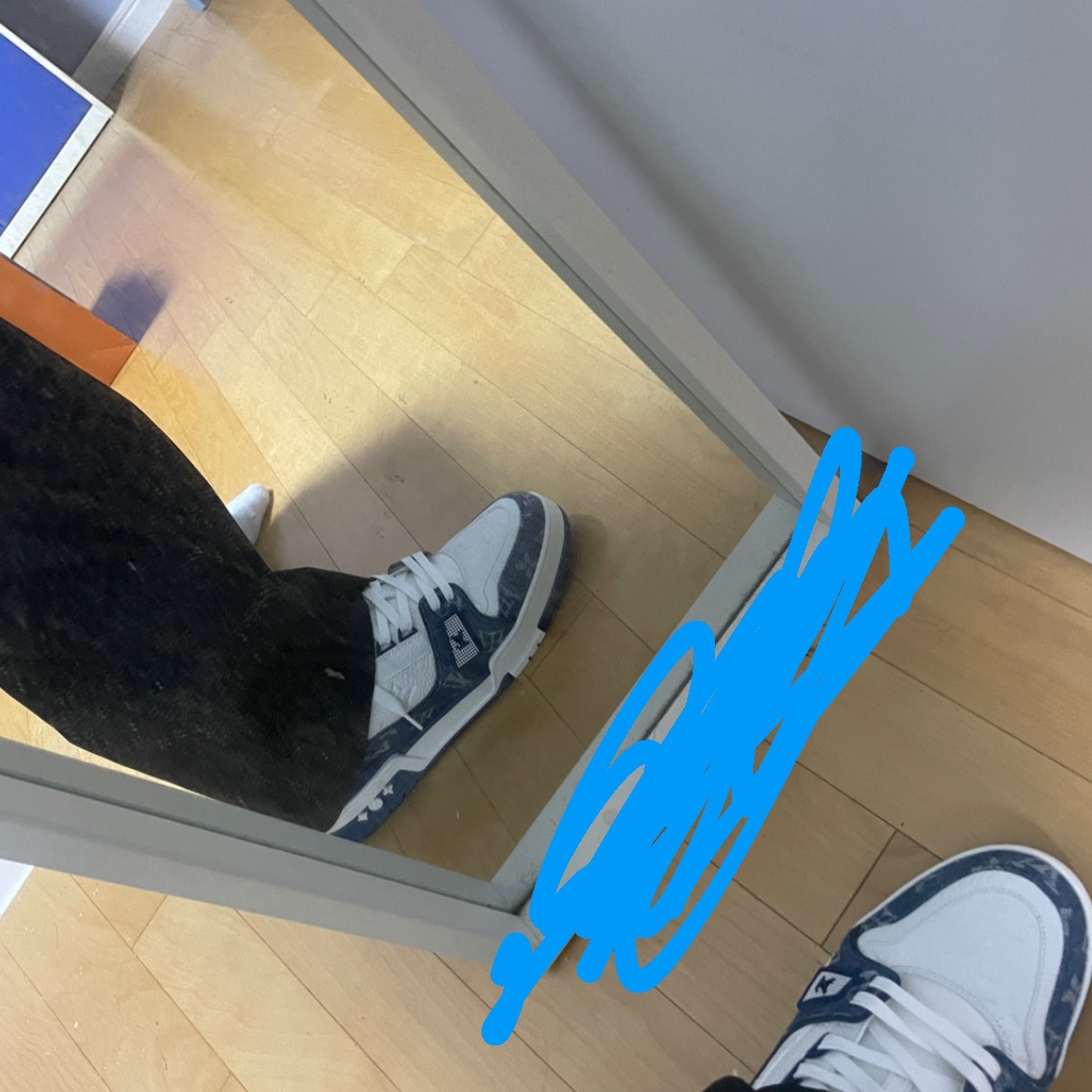 Louis Vuitton LV Trainer Sneakers Monogram Denim Blue 착용 스타일 - 4