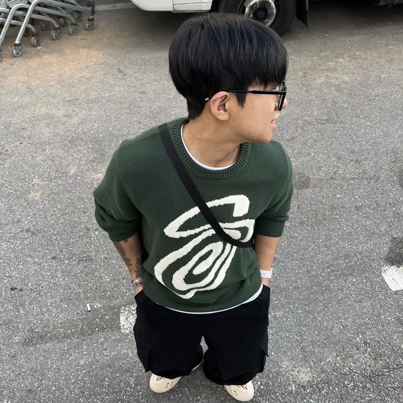 Stussy Curly S Sweater Green, Adidas Yeezy Foam RNNR Sand 착용 스타일