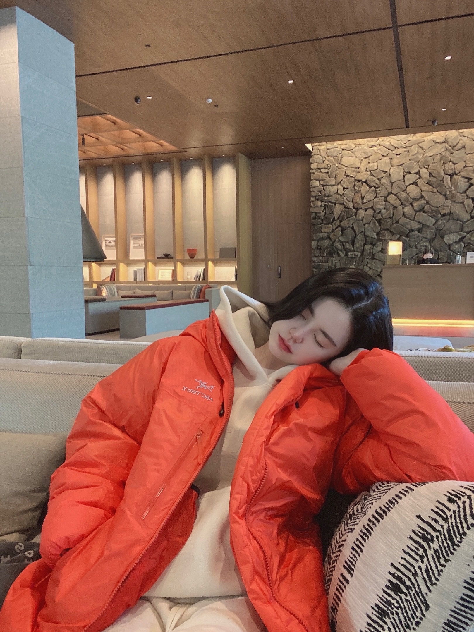 Arc'teryx Alpha Parka Dynasty, Essentials Hoodie Egg Shell - 22FW 착용 스타일